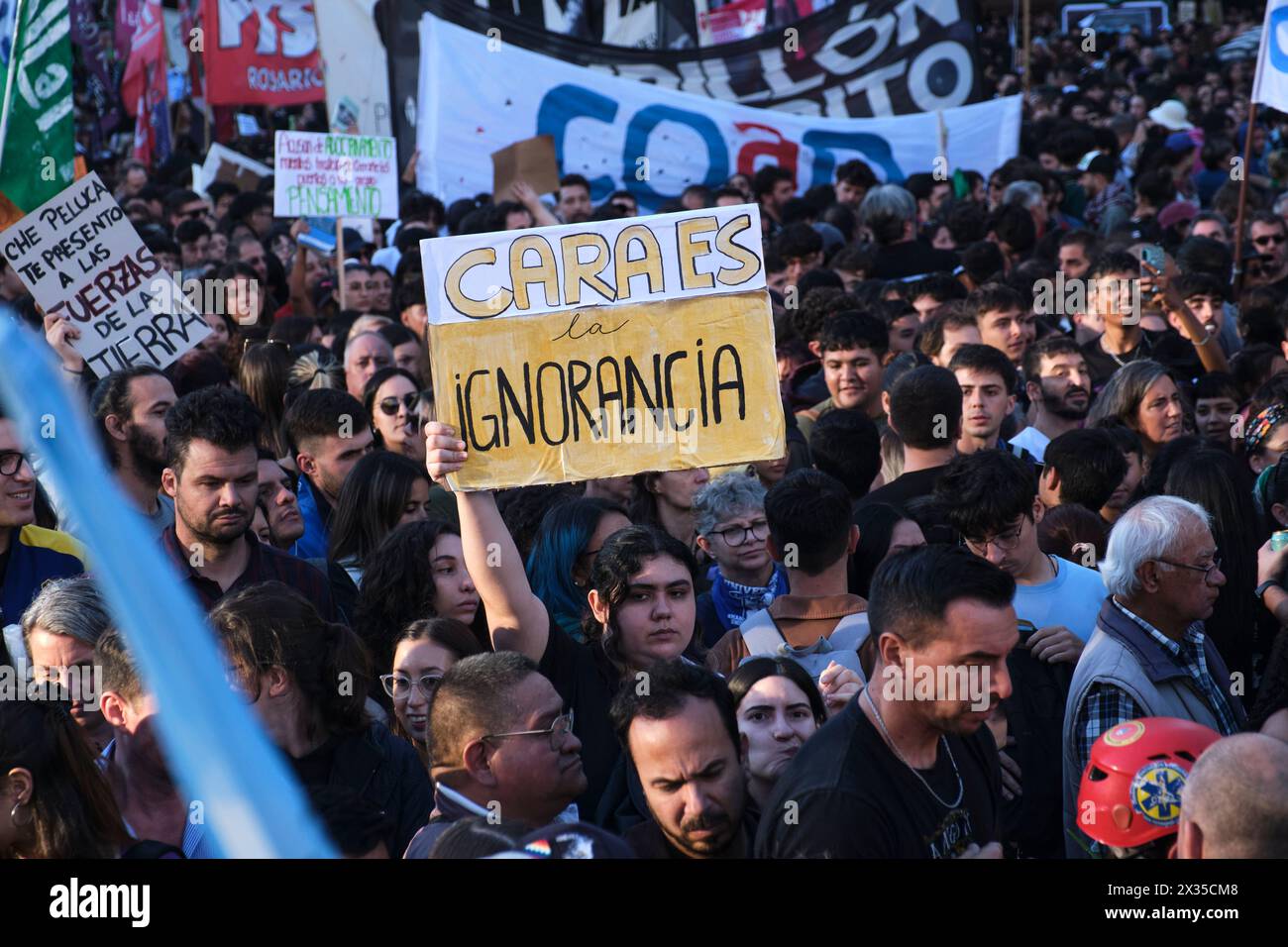 Buenos Aires, Argentinien, 23. April 2024: Menschen marschieren durch die Innenstadt und protestieren gegen öffentliche, freie und qualitativ hochwertige Hochschulbildung. Jung W Stockfoto