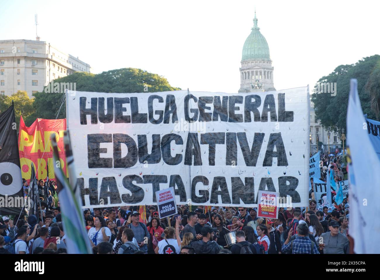 Buenos Aires, Argentinien, 23. April 2024: Menschen marschieren auf dem Platz des Nationalkongresses, um gegen öffentliche, freie und hochwertige Universitätsedu zu protestieren Stockfoto