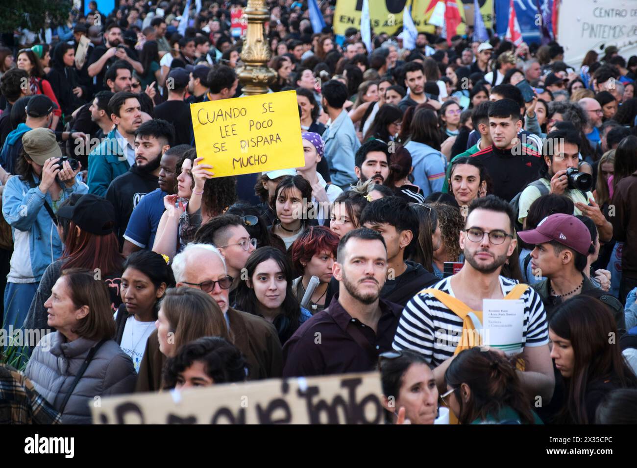 Buenos Aires, Argentinien, 23. April 2024: Menschenmassen demonstrieren gegen öffentliche, freie und hochwertige Hochschulbildung. Poster m.E. Stockfoto