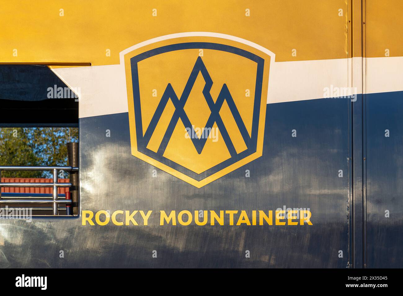 Blattgoldwagen des Rocky Mountaineer Train mit Logo, British Columbia, Kanada. Stockfoto