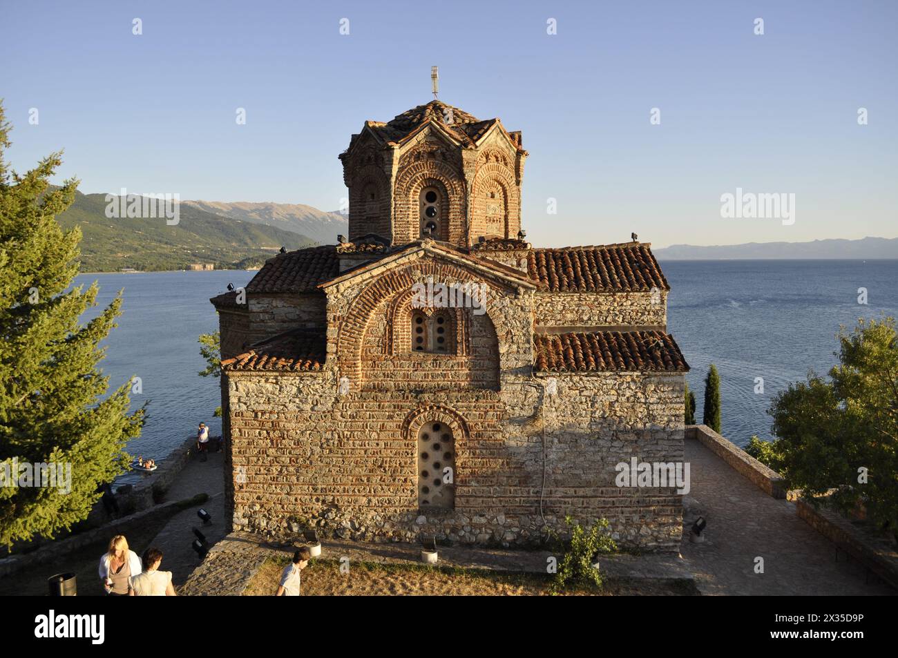 Historische Kirche des Heiligen Johannes des Theologen, auf der Klippe über Kaneo Beach mit Blick auf den See Ohrid in der Stadt Ohrid, Mazedonien Stockfoto