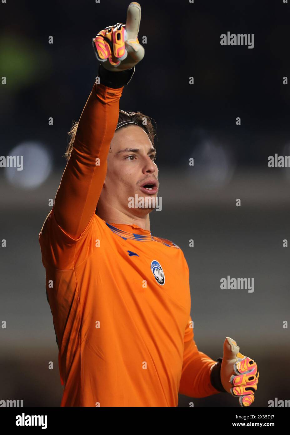 Bergamo, Italien. April 2024. Marco Carnesecchi von Atalanta reagiert im Halbfinale der Coppa Italia im Gewiss-Stadion in Bergamo. Der Bildnachweis sollte lauten: Jonathan Moscrop/Sportimage Credit: Sportimage Ltd/Alamy Live News Stockfoto