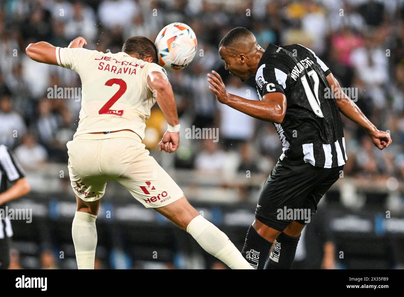 Rio De Janeiro, Brasilien. April 2024. Marlon Freitas und Saravia während der Botafogo (BRA) x Universitario (PER), die am Mittwochabend (24) im Nilton Santos Stadium in der Gruppenphase der Copa Libertadores in Rio de Janeiro, RJ stattfanden. Quelle: Celso Pupo/FotoArena/Alamy Live News Stockfoto