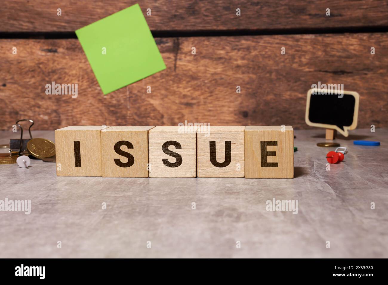 Ausgabe Wort auf Holzwürfel. Problemkonzept. Stockfoto