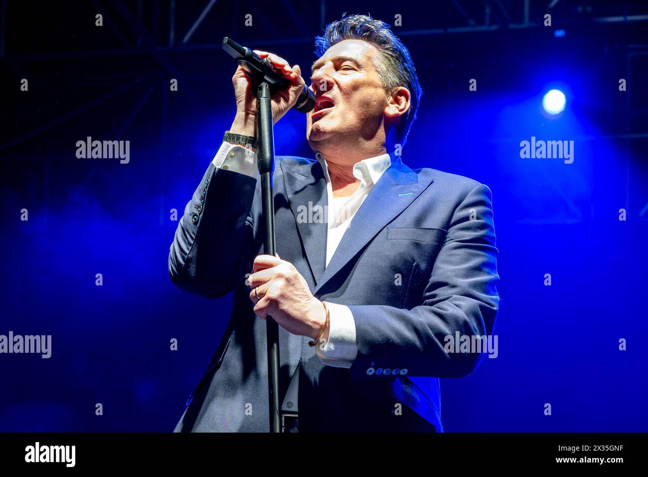 Tony Hadley, Künstlername von Anthony Patrick Hadley, singt auf der Bühne während seiner Live-Auftritte für „Mad About You with the Fabulous TH Band European Tour“ im PalaUnical Theatre am 24. April 2024 in Mantua, Italien. Stockfoto