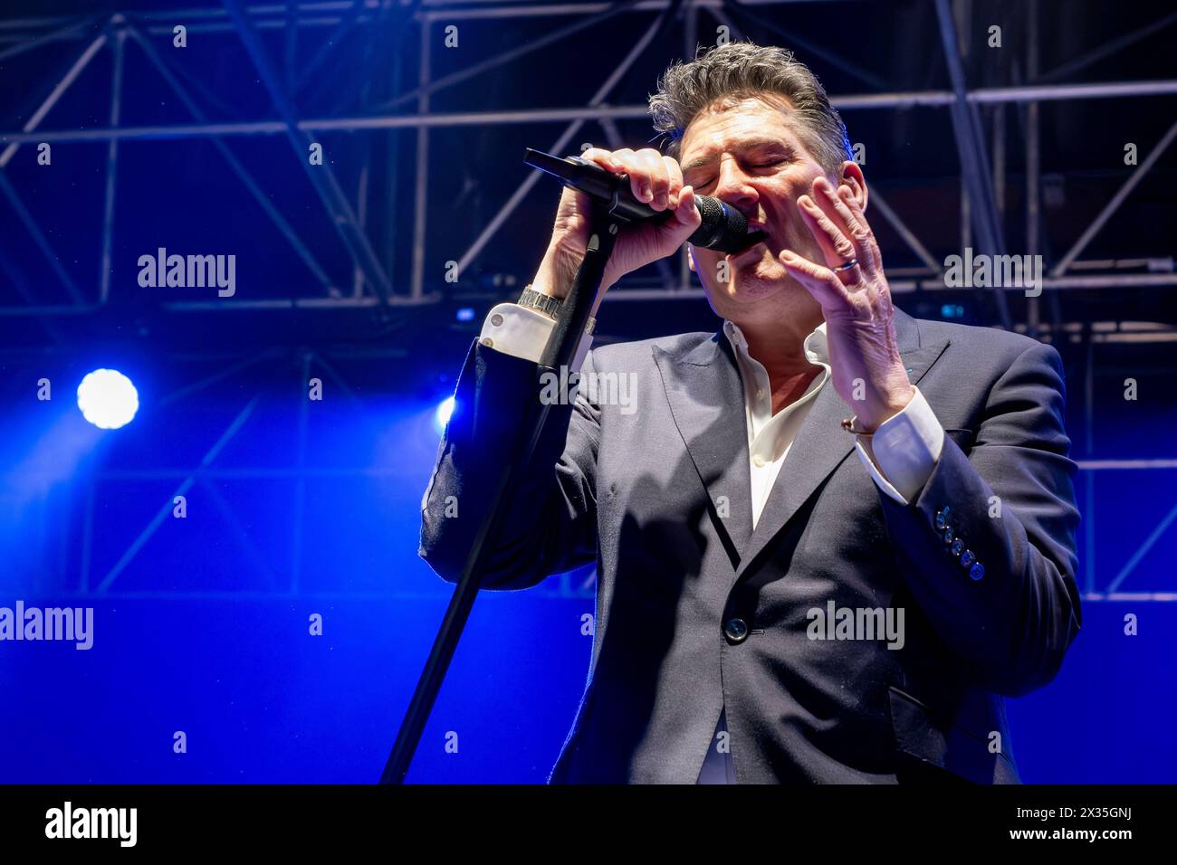 Tony Hadley, Künstlername von Anthony Patrick Hadley, singt auf der Bühne während seiner Live-Auftritte für „Mad About You with the Fabulous TH Band European Tour“ im PalaUnical Theatre am 24. April 2024 in Mantua, Italien. Stockfoto