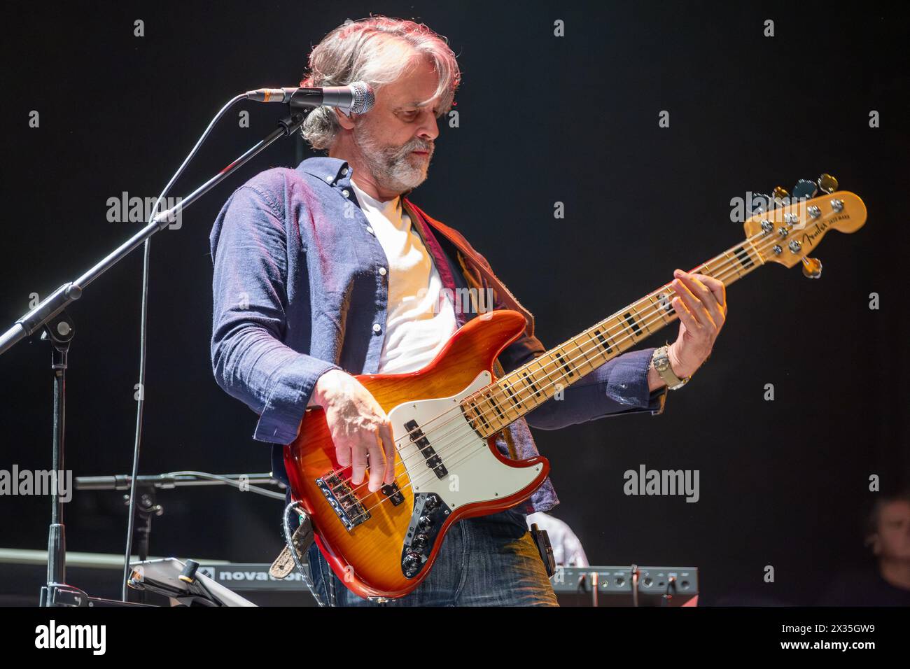 Phil Williams spielt den Bass auf der Bühne während seiner Live-Auftritte für ÒMad About You with the Fabulous TH Band European TourÓ am 24. April 2024 im PalaUnical Theatre in Mantua, Italien. Stockfoto