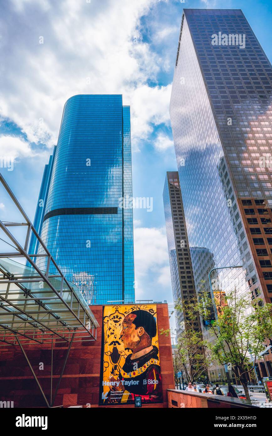 Los Angeles, Kalifornien, USA - 25. April 2023. Das Museum of Contemporary Art und die Wolkenkratzer von Los Angeles auf der Grand Avenue in der Innenstadt von Los A Stockfoto