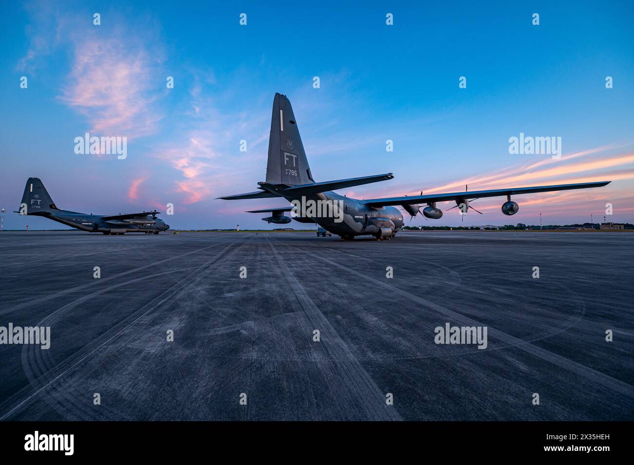 Die der 71st Rescue Squadron zugewiesenen HC-130J Combat King II-Flugzeuge sitzen am 16. April 2024 auf der Fluglinie für die Übung Ready Tiger 24-1 auf der Savannah Air National Guard Base in Savannah, Georgia. Die 71st RQS stellte Luftbrücke und Kampfflugzeuge zur Verfügung. Während der Ready Tiger 24-1 werden die Übungsinspektoren die Fähigkeiten des 23. Flügels in der Verwendung dezentralisierter Kommandos und Kontrollen zur Erfüllung von Flugaufgabenbefehlen in geografisch verteilten Gebieten unter Kommunikationsproblemen bewerten und dabei die Grundsätze der Agile Combat Employment wie Integrated Combat Turns für integrieren Stockfoto