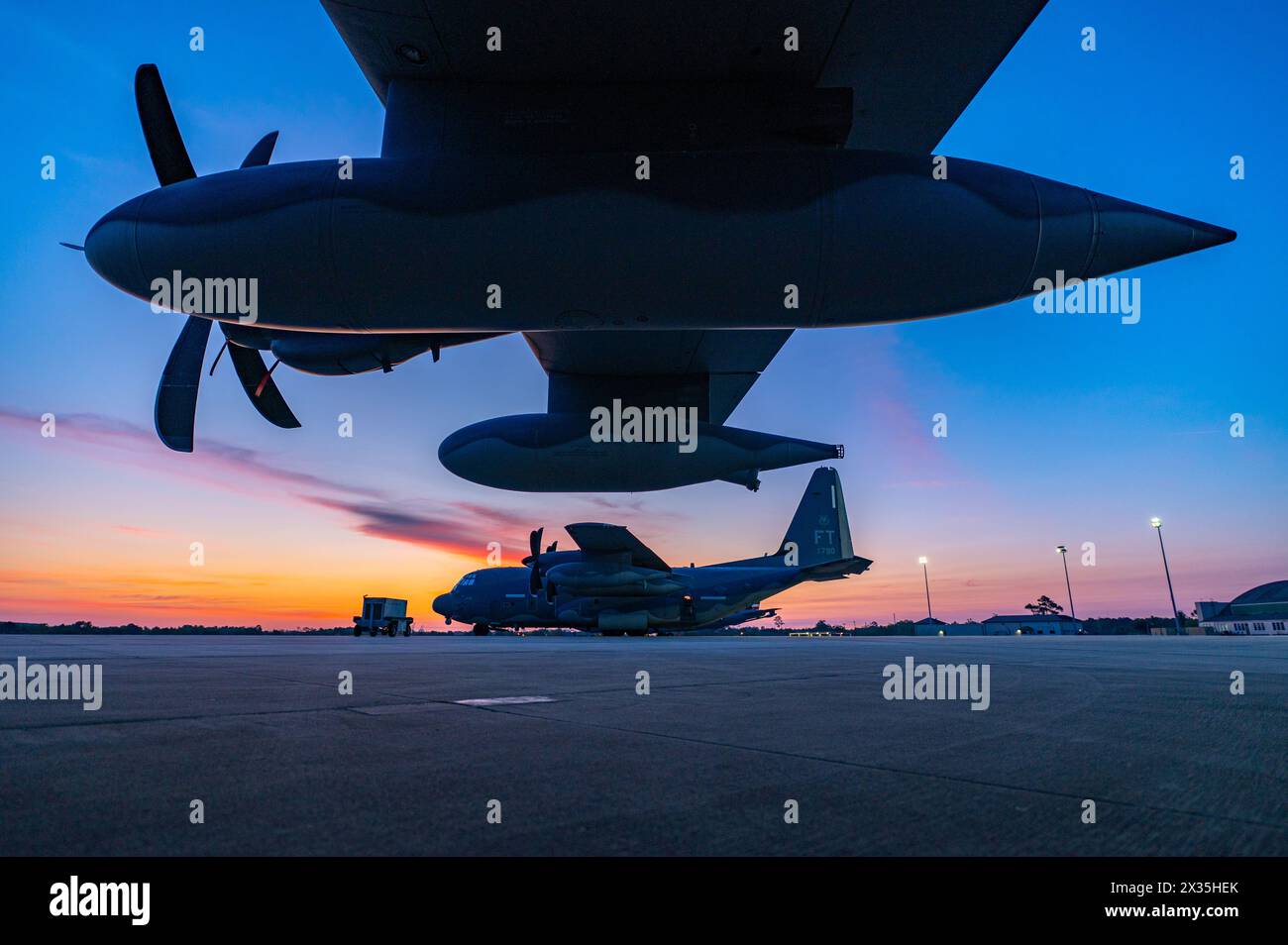 Die der 71st Rescue Squadron zugewiesenen HC-130J Combat King II-Flugzeuge sitzen am 16. April 2024 auf der Fluglinie für die Übung Ready Tiger 24-1 auf der Savannah Air National Guard Base in Savannah, Georgia. Die 71st RQS stellte Luftbrücke und Kampfflugzeuge zur Verfügung. Während der Ready Tiger 24-1 werden die Übungsinspektoren die Fähigkeiten des 23. Flügels in der Verwendung dezentralisierter Kommandos und Kontrollen zur Erfüllung von Flugaufgabenbefehlen in geografisch verteilten Gebieten unter Kommunikationsproblemen bewerten und dabei die Grundsätze der Agile Combat Employment wie Integrated Combat Turns für integrieren Stockfoto