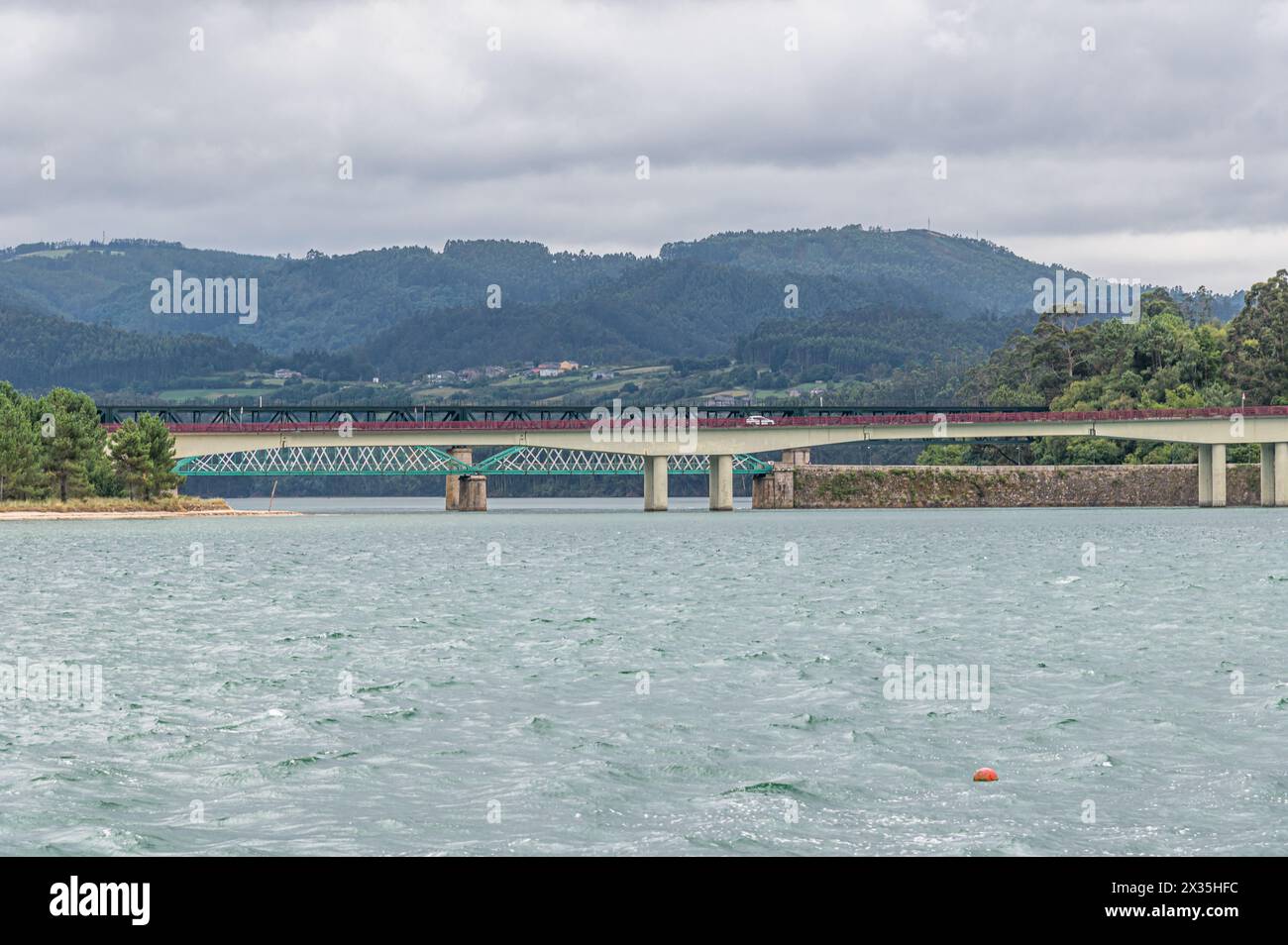 Blick vom Dorf O Barqueiro auf die Brücke, die die Provinzen Lugo und A Coruna in Galicien im Nordwesten Spaniens verbindet Stockfoto