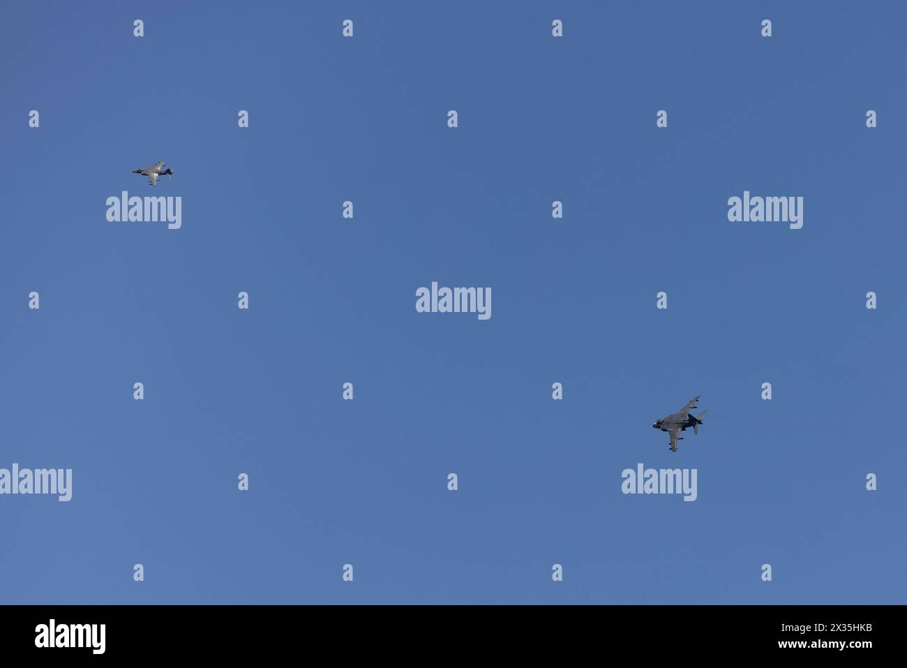 Captain Raymond Hower, ein gebürtiger Kaliforniens und ein AV-8B Harrier II Jet Pilot mit Marine Attack Squadron (VMA) 223, und Captain Herberth Claros, ein gebürtiger Georgia und ein AV-8B Harrier II Jet Pilot mit VMA-231, fliegen AV-8B Harriers II Jets während eines Fluges zu Ehren Howers Großonkel Louis A. Conter auf der Marine Corps Air Station Cherry Point, North Carolina, 18. April 2024. Conter war der letzte bekannte Überlebende der USS Arizona während des Angriffs auf Pearl Harbor im Jahr 1941 und starb am 1. April 2024. Hower flog US-Flaggen und Conters Marinefliegerflügel-Insignia durin Stockfoto