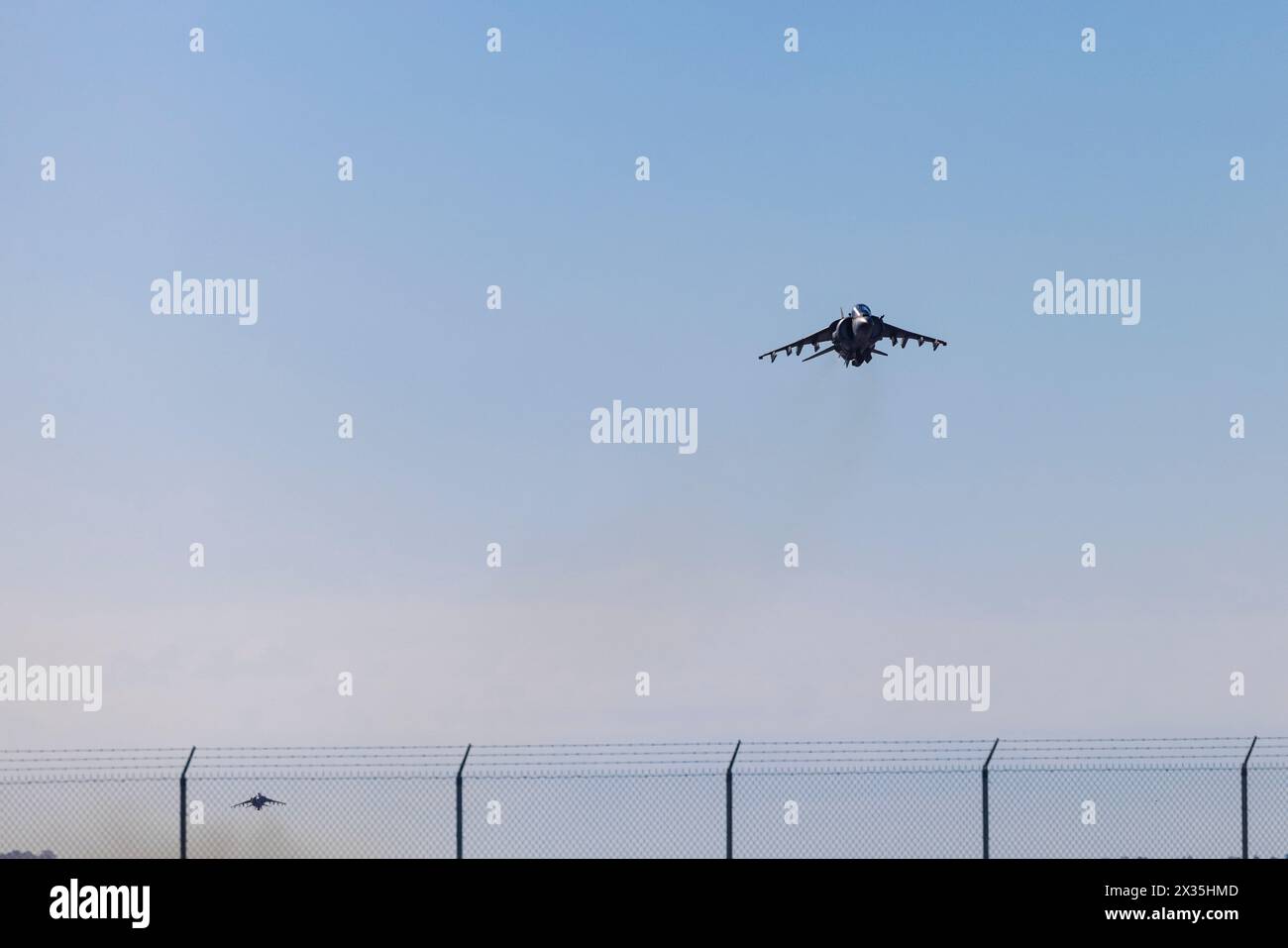 Captain Raymond Hower, ein gebürtiger Kaliforniens und ein AV-8B Harrier II Jet Pilot mit Marine Attack Squadron (VMA) 223, und Captain Herberth Claros, gebürtiger Georgia und AV-8B Harrier II Jet Pilot mit VMA-231, fliegen AV-8B Harriers II Jets während eines Fluges zu Ehren Howers Großonkel Louis A. Conter auf der Marine Corps Air Station Cherry Point, North Carolina, 18. April 2024. Conter war der letzte bekannte Überlebende der USS Arizona während des Angriffs auf Pearl Harbor im Jahr 1941 und starb am 1. April 2024. Hower flog US-Flaggen und Conters Marineflieger Stockfoto