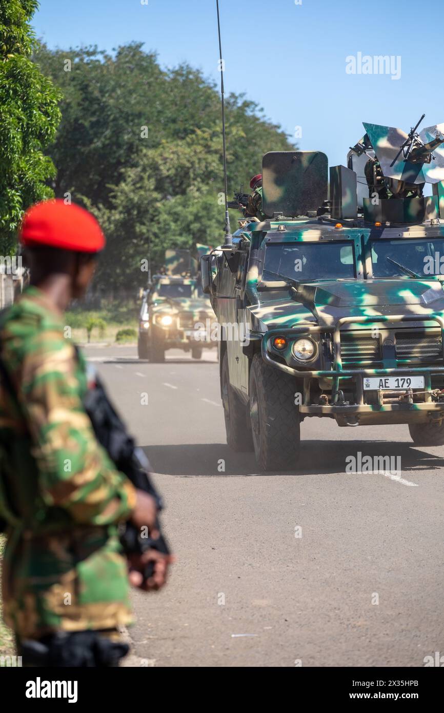 Sonderkommandos der Republik Sambia beginnen eine militärische Demonstration während des African Land Forces Summit (ALFS) 2024 in Livingstone, Sambia, am 24. April 2024. Unterstützt vom Stabschef der US-Armee und gemeinsam moderiert von der Southern European Task Force, Africa (SETAF-AF) der US-Armee und der sambischen Armee, bringt ALFS 2024 hochrangige Führer aus ganz Afrika und anderen Partnerländern zusammen, April 22-26 in Livingstone, Sambia, um Beziehungen zu festigen. Austausch von Informationen über aktuelle Themen von beiderseitigem Interesse und Förderung der Zusammenarbeit bei der Bewältigung von Herausforderungen. Das diesjährige Thema lautet „regionale s Stockfoto