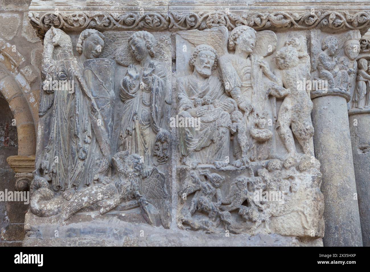 Portal der Kirche San Miguel. Stadt Estella-Lizarra, Navarra, Nordspanien. Relief von St. Michael Stockfoto