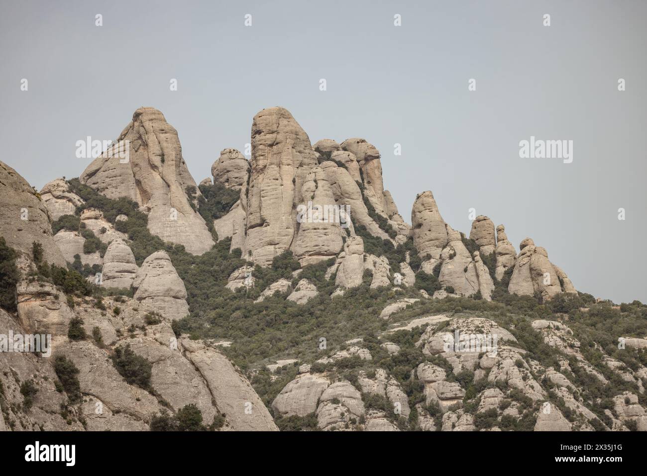Berge und Felsformationen im Montserrat-Gebirge, in der Nähe von Barcelona, Katalonien, Spanien. Stockfoto