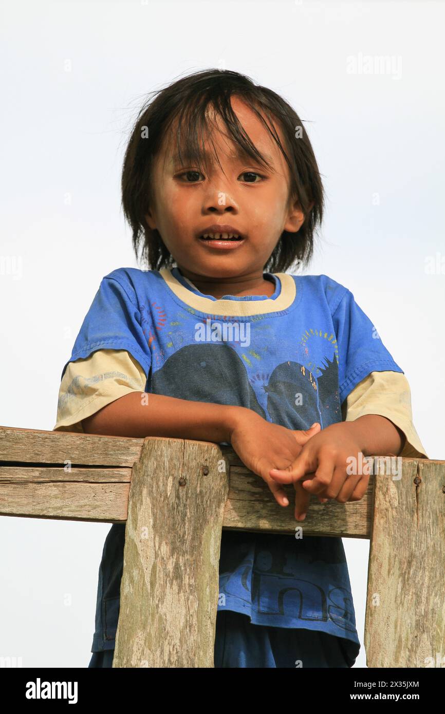 Junge beim Karapan Sapi, dem traditionellen Stierrennen-Festival, bei dem junge Stiere von Jungen auf Madura Island in Ost-Java, Indonesien, geritten werden. Stockfoto