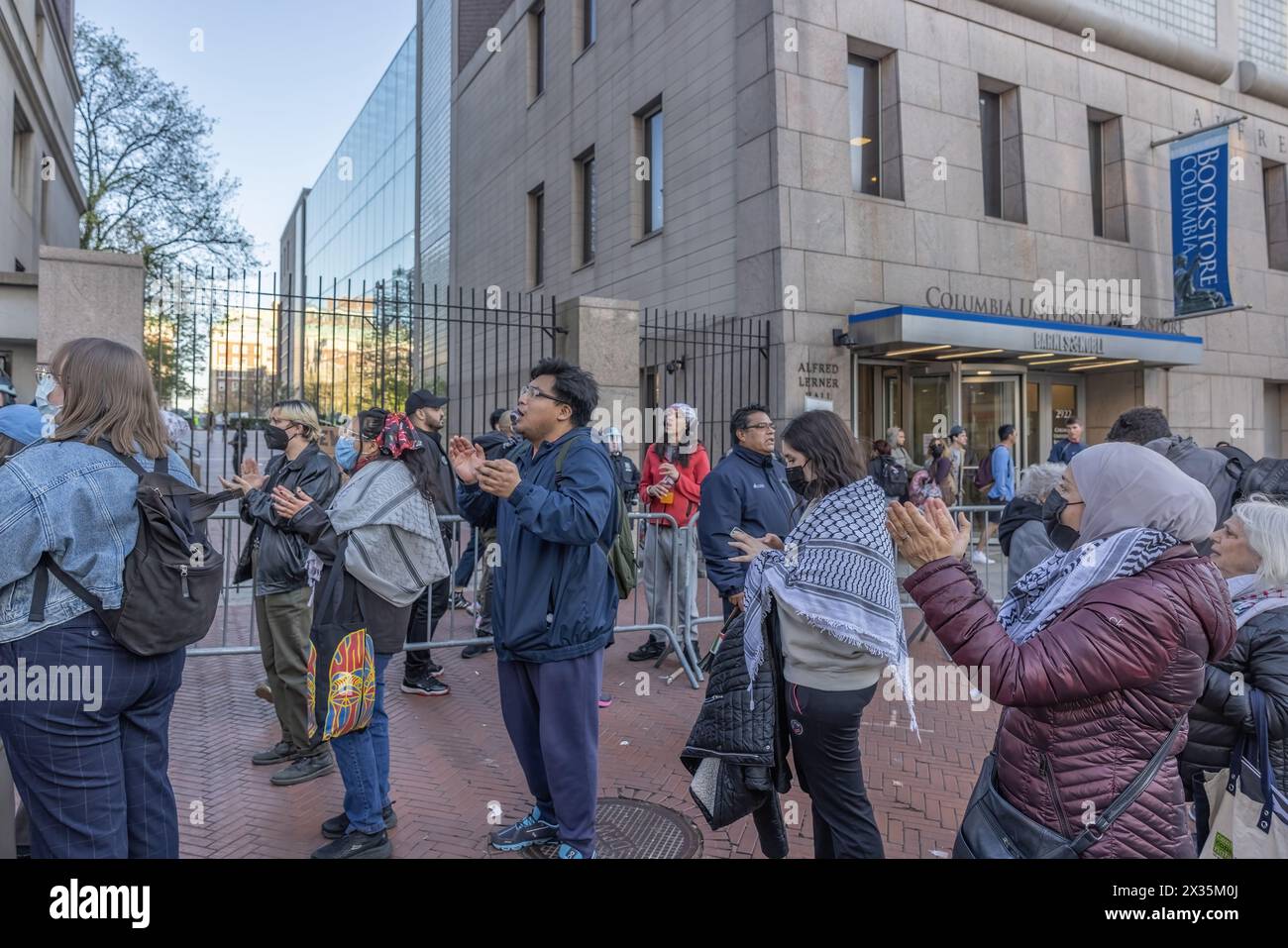 NEW YORK, New YORK – 22. April 2024: Pro-palästinensische Demonstranten demonstrieren vor dem Campus der Columbia University in Manhattan. Stockfoto