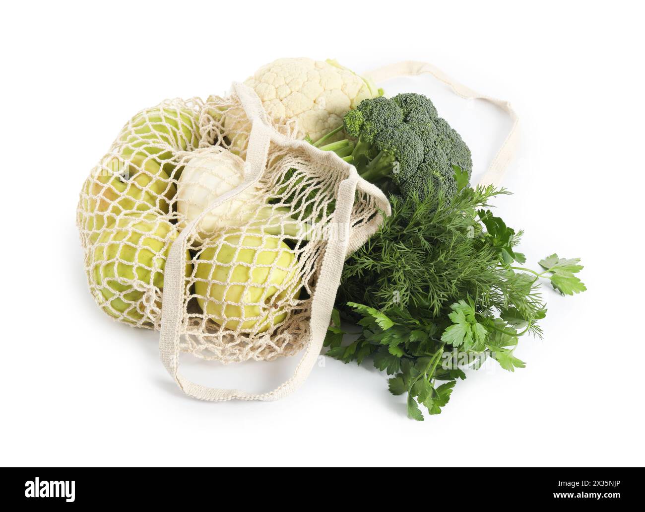 Frische Produkte in Schnur-Beutel isoliert auf weiß Stockfoto