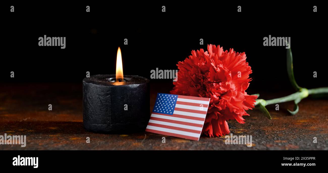 Komposition zum Nationalen Tag des Gebets und der Erinnerung für die Opfer der Terroranschläge vor dunklem Hintergrund Stockfoto