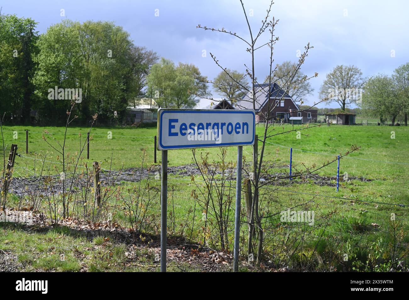 NL, Eesergroen: Der Frühling prägt die Landschaft, die Städte und die Menschen in der Provinz Drenthe in den Niederlanden. Das Dorf Eesergroen in Stockfoto