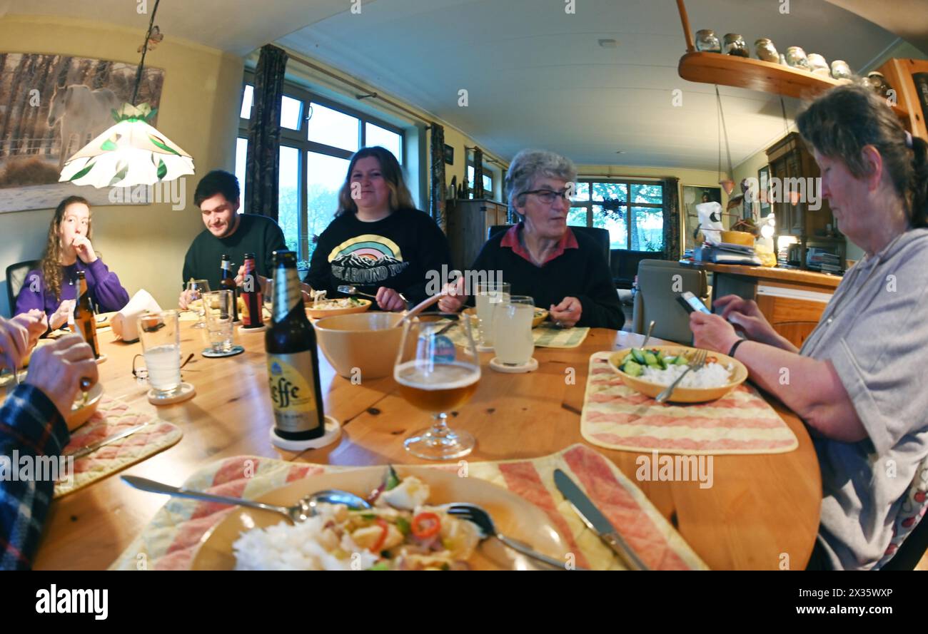 NL, Eesergroen: Provinz Drenthe in den Niederlanden. Privates Familientreffen einer Großfamilie in Eesergroen mit Essen und Geschenken. (HERR= ja!) Stockfoto