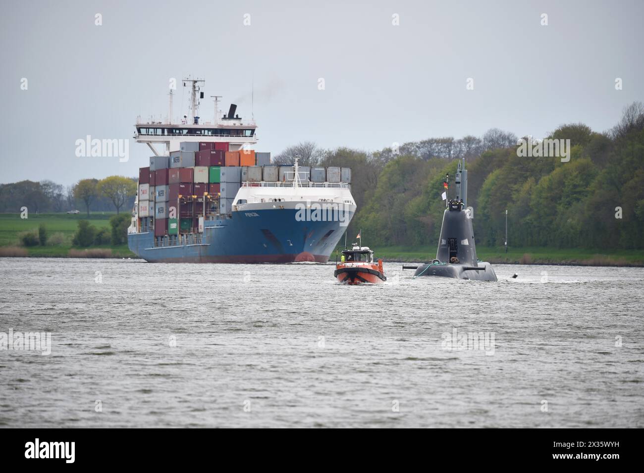 Containerschiff und U-Boot TKMS U-Boot 01 Segeln im Kieler Kanal, Kieler Kanal, Schleswig-Holstein, Deutschland Stockfoto
