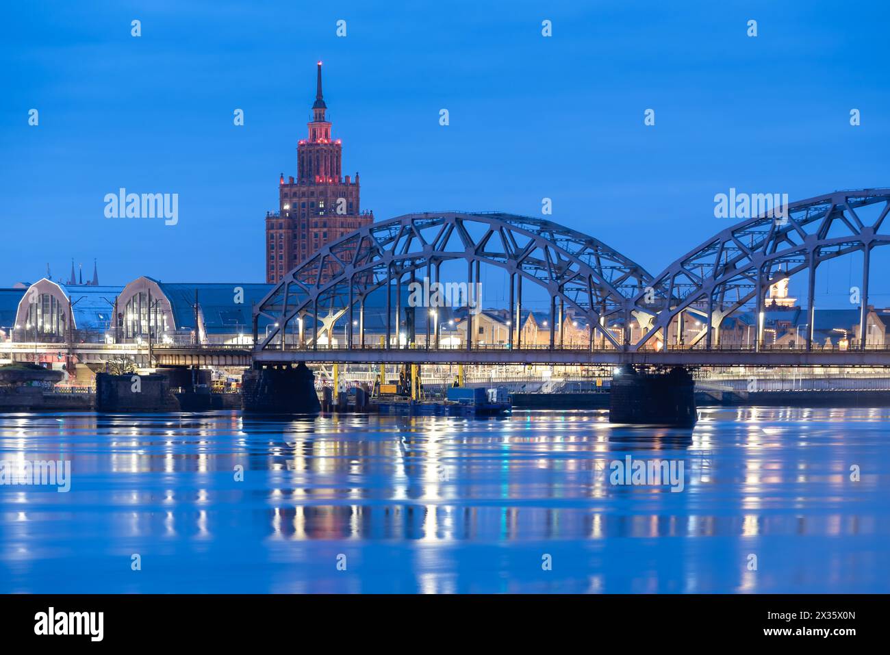 Die Akademie der Wissenschaften, vor dem zentralen Markt, der Eisenbahnbrücke, führt über die Daugava, Riga, Lettland, Europa Stockfoto