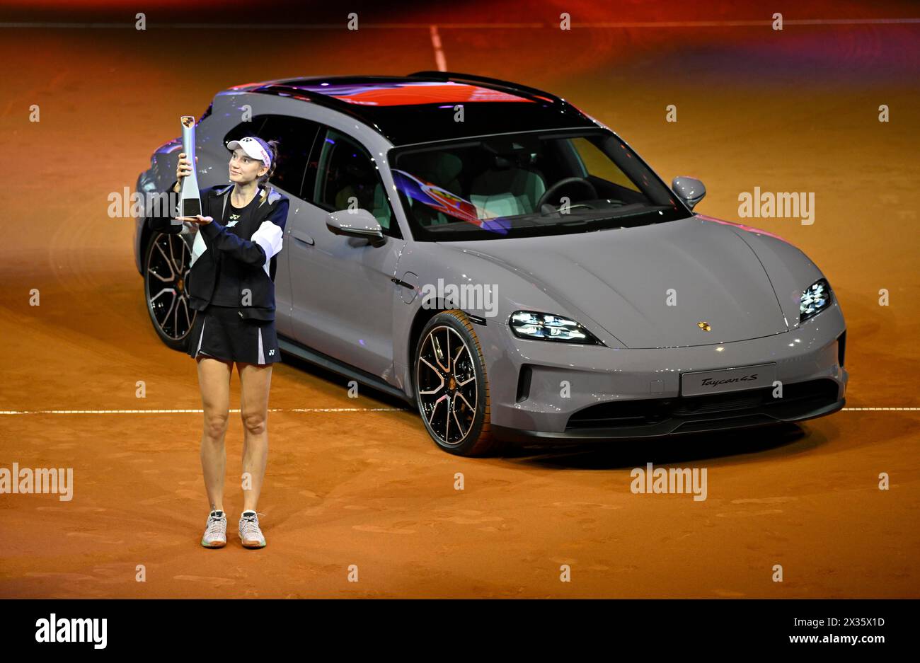 Elena Rybakina (KAZ) Preisverleihung, Auszeichnung, mit Trophäe, Siegerauto Porsche Taycan 4S Sport Turismo, Tennis, Porsche Cup 2024, Porsche Arena Stockfoto