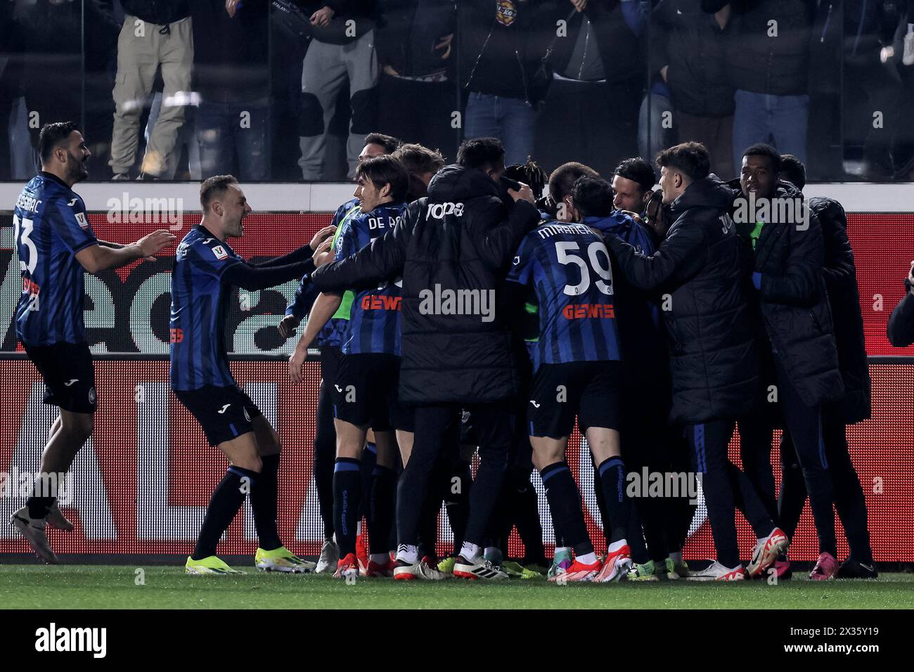 Bergamo, ITALIEN, 24. April 2024. Mario Pasalic (Atalanta BC) feiert mit seinen Teamkollegen, nachdem er am 24. April 2024 im Gewiss-Stadion in Bergamo, Italien, beim Halbfinalspiel des TIM Cup zwischen Atalanta und Fiorentina einen Treffer erzielt hat. Quelle: Stefano Nicoli/Speed Media/Alamy Live News Stockfoto