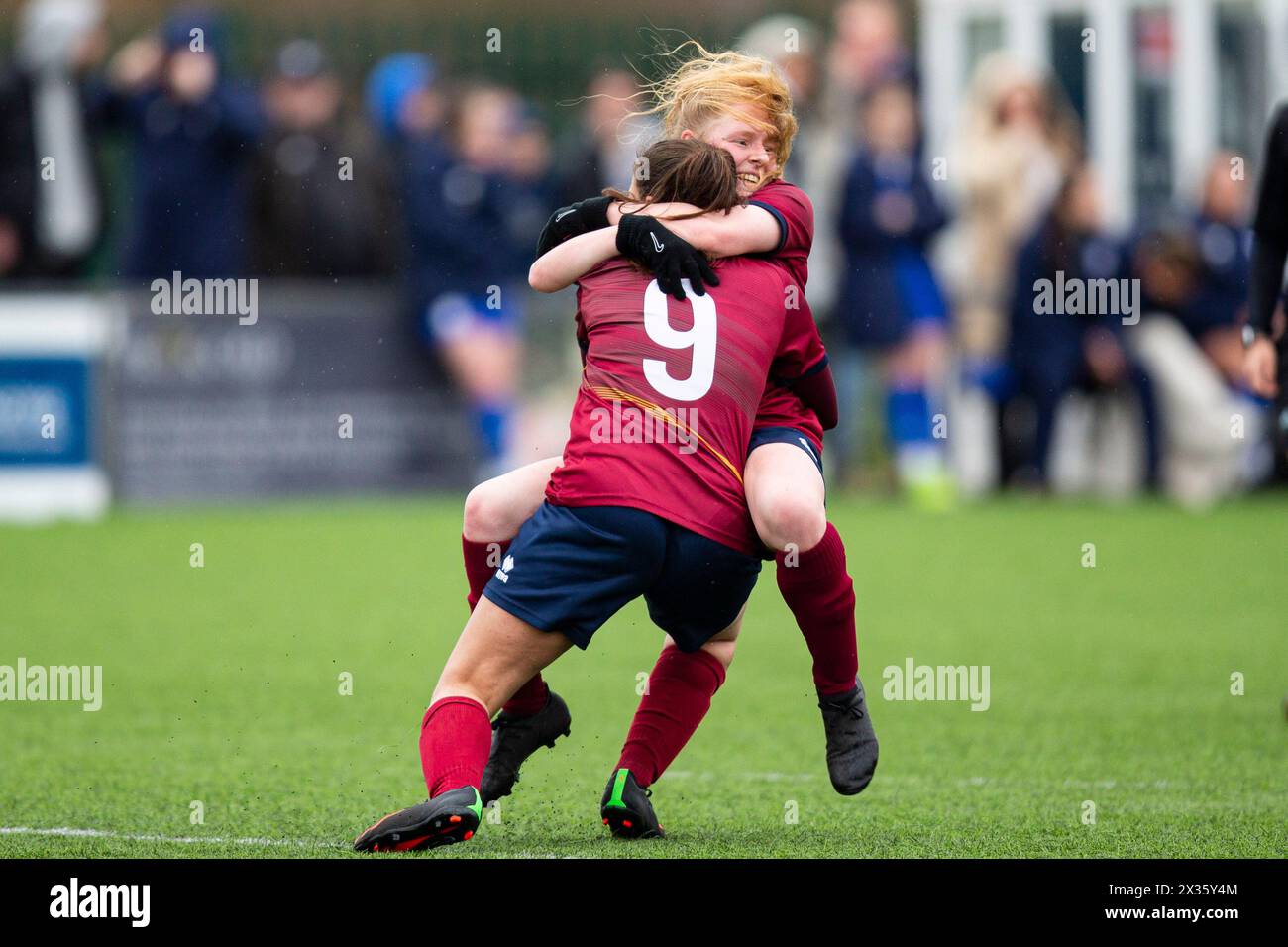 Ellie Preece aus Cardiff Met feiert das dritte Tor ihrer Mannschaft. Cardiff traf gegen Cardiff City im Genera Adrian Trophy Final im Bryntirion Park Stockfoto