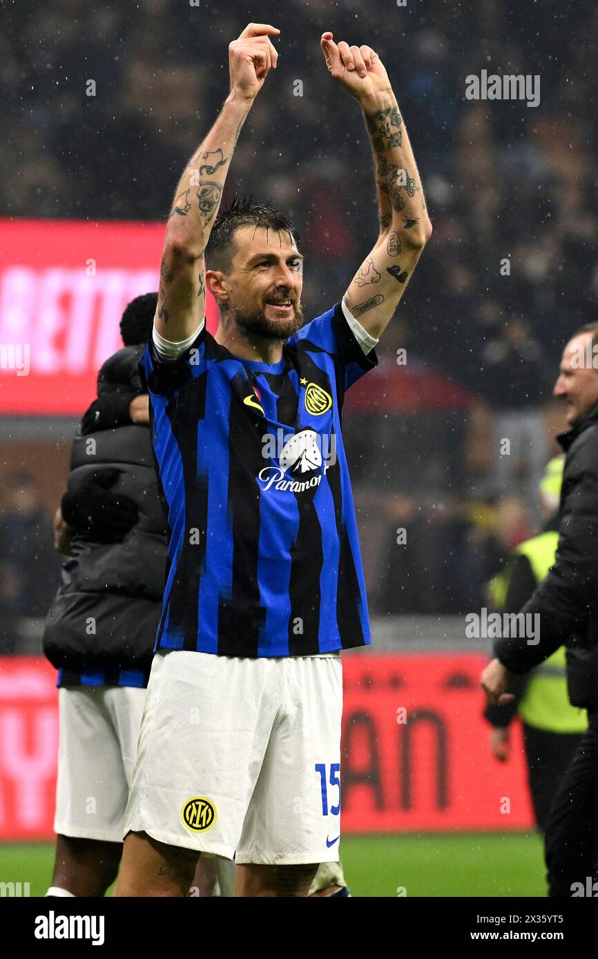 Francesco Acerbi vom FC Internazionale feiert den Sieg der italienischen Meisterschaft am Ende des Fußballspiels der Serie A zwischen dem AC Milan und dem FC Internazionale im San Siro Stadion in Mailand (Italien) am 22. April 2023. Der FC Internazionale gewann den 20. scudetto seiner Geschichte. Stockfoto