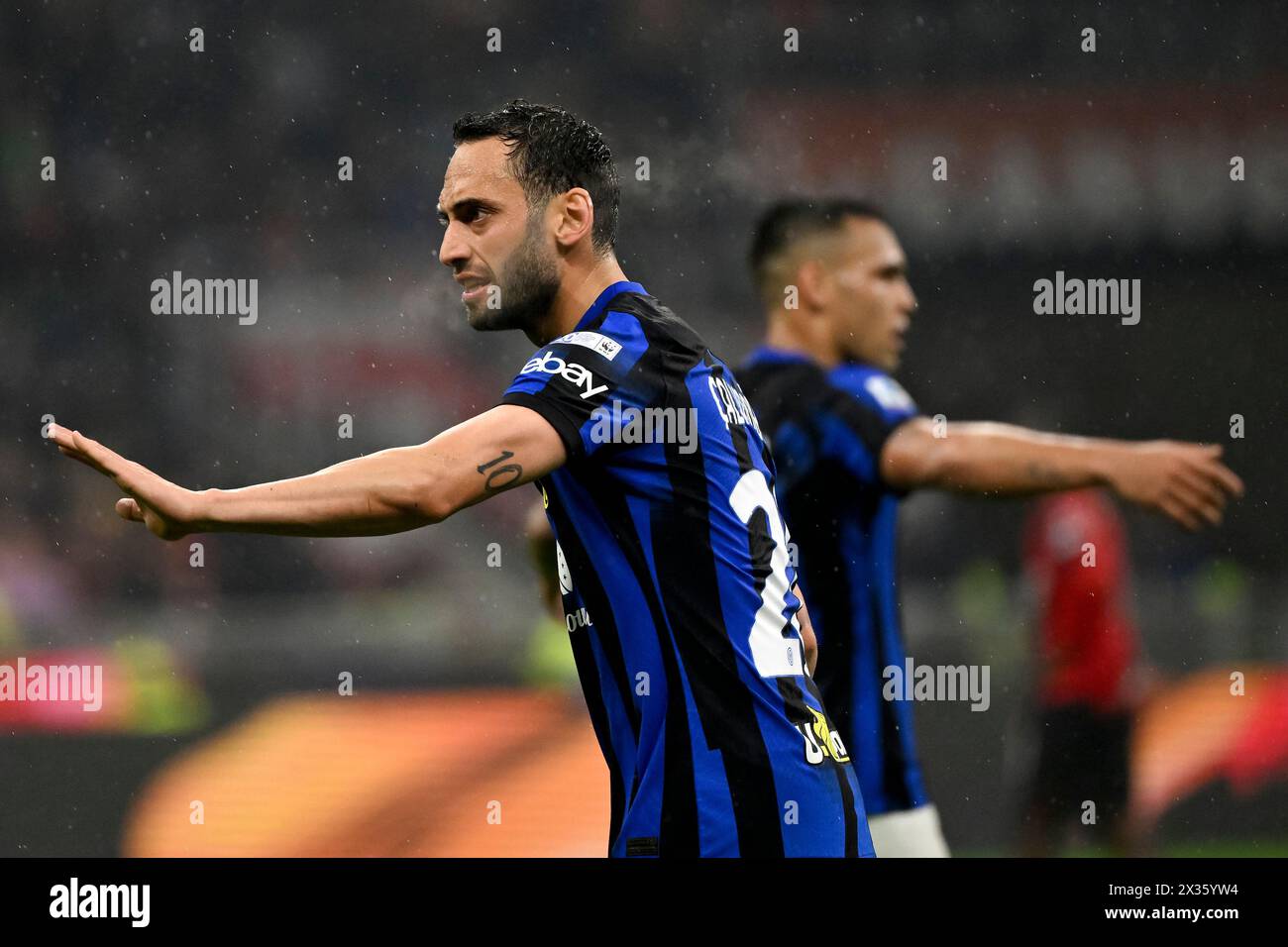 Hakan Calhanoglu vom FC Internazionale reagierte während des Fußballspiels der Serie A zwischen dem AC Milan und dem FC Internazionale im San Sirostadion in Mailand (Italien) am 22. April 2023. Stockfoto