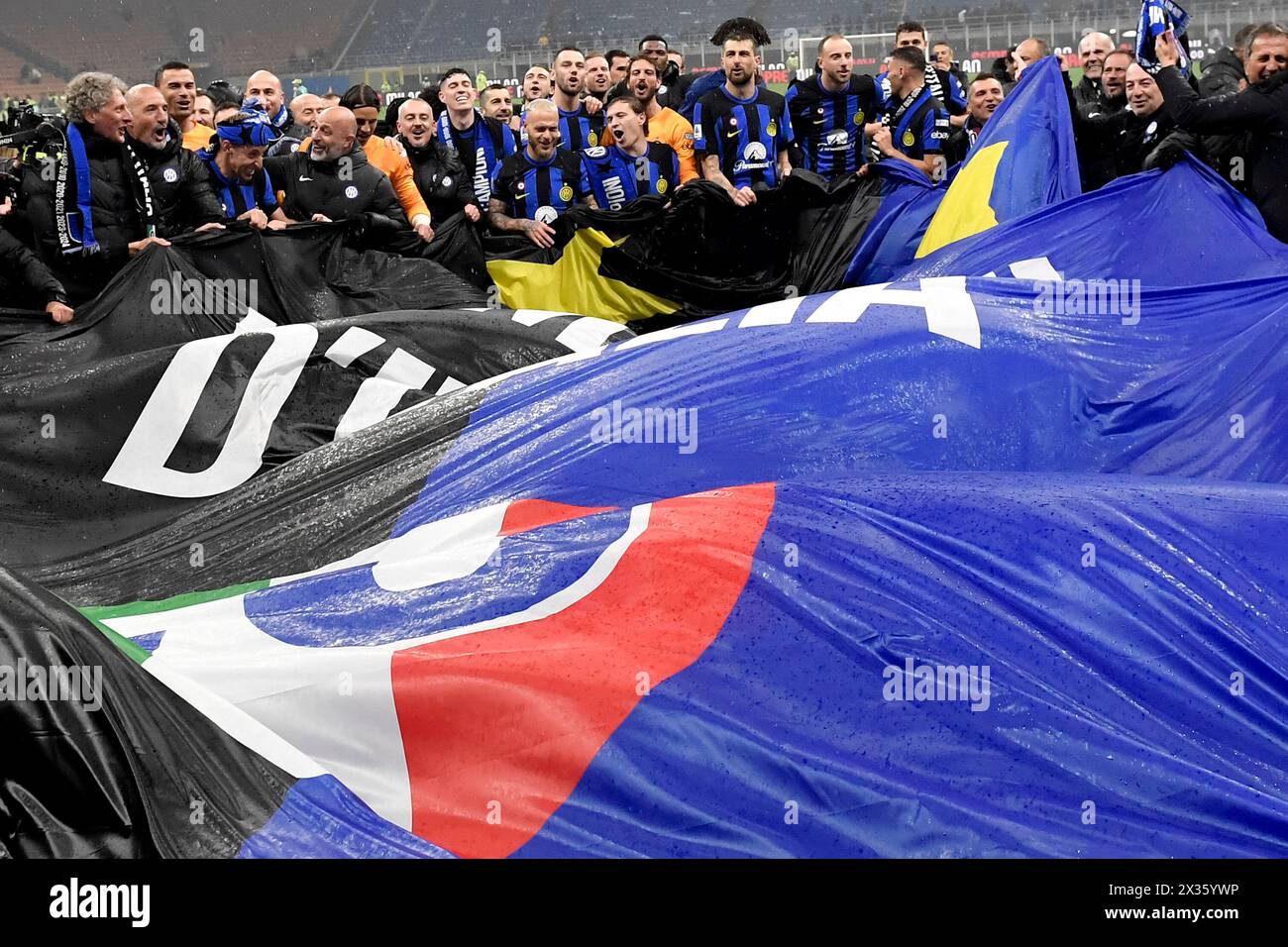 Spieler und Mitarbeiter des FC Internazionale feiern den Sieg der italienischen Meisterschaft am Ende des Fußballspiels der Serie A zwischen dem AC Milan und dem FC Internazionale im San Siro Stadion in Mailand (Italien) am 22. April 2023. Der FC Internazionale gewann den 20. scudetto seiner Geschichte. Stockfoto