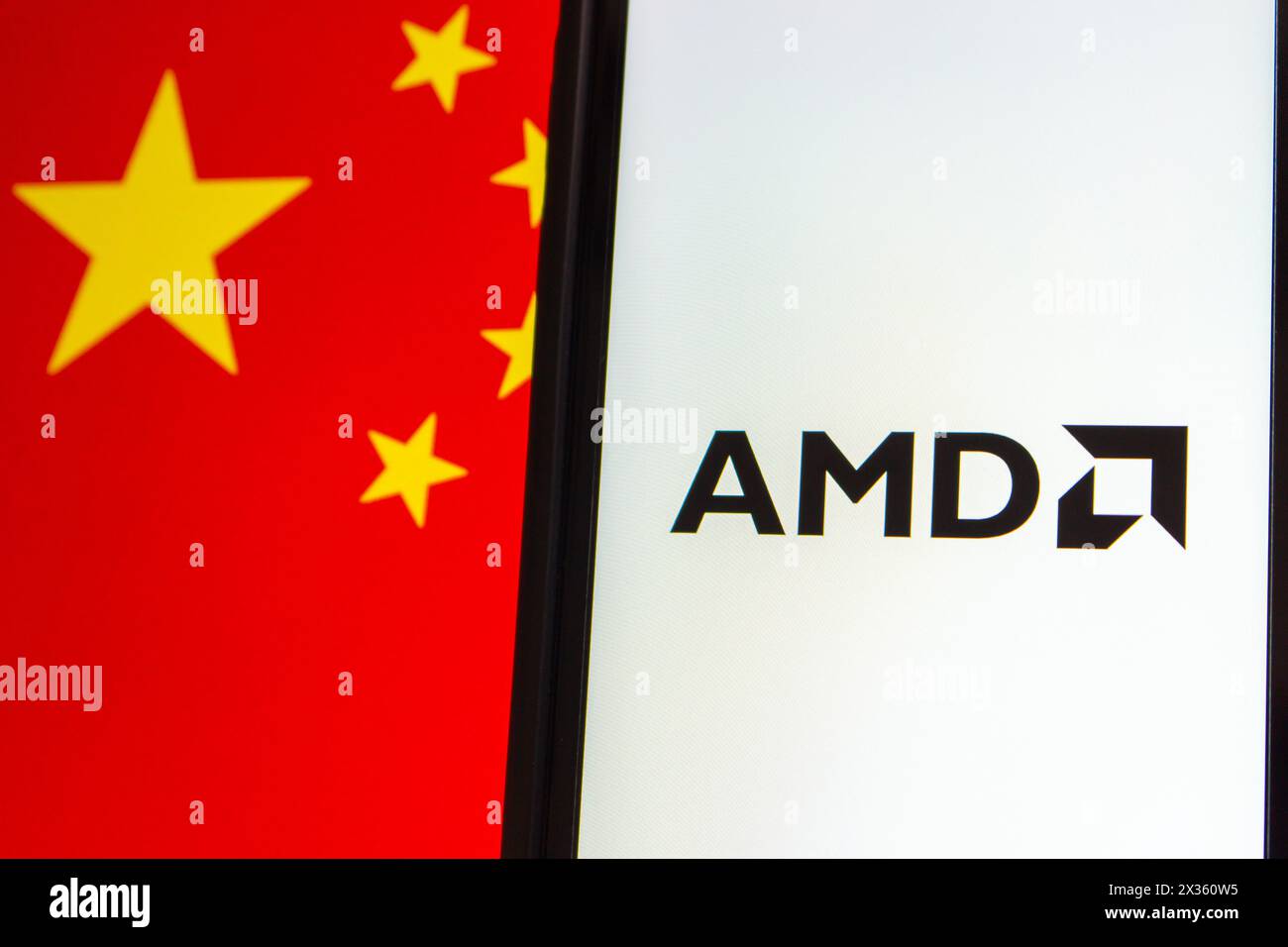 Vancouver, KANADA - 23. April 2024 : AMD-Logo im iPhone auf chinesischem Flaggenhintergrund. Advanced Micro Devices, Inc. Und China, Konflikt zwischen ausländischen Chips c Stockfoto