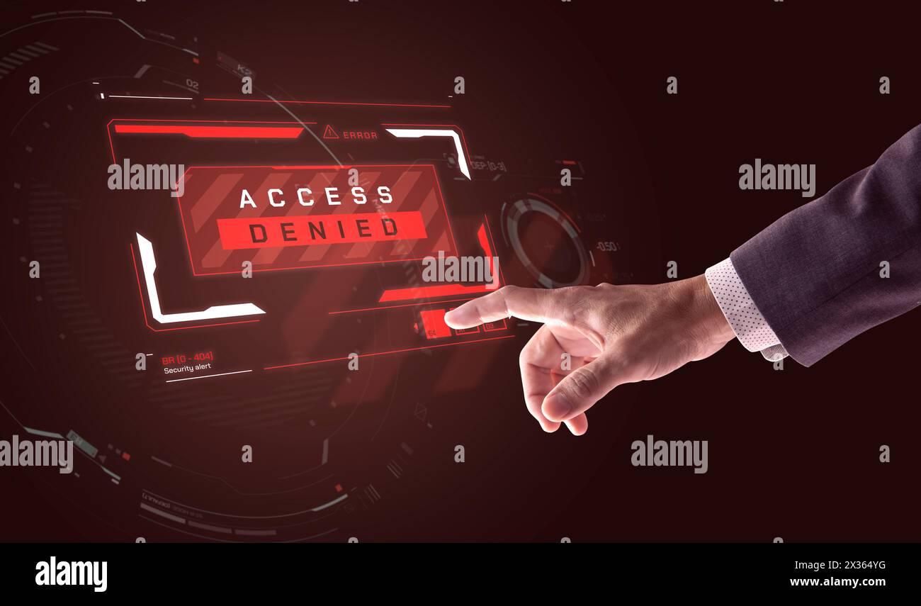 Die rechte Hand eines Geschäftsmannes, der einen Knopf berührt, während ein Warnsignal für den Zugriff angezeigt wird. Stockfoto