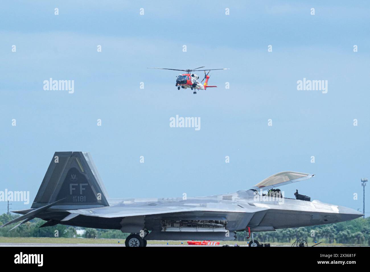 Sanford, Florida, USA, 21. April 2024, die US-Küstenwache machte eine Demo mit ihrem Sikorsky HH-60 Jayhawk Helicopter während der Orlando Air Show 2024 in t Stockfoto