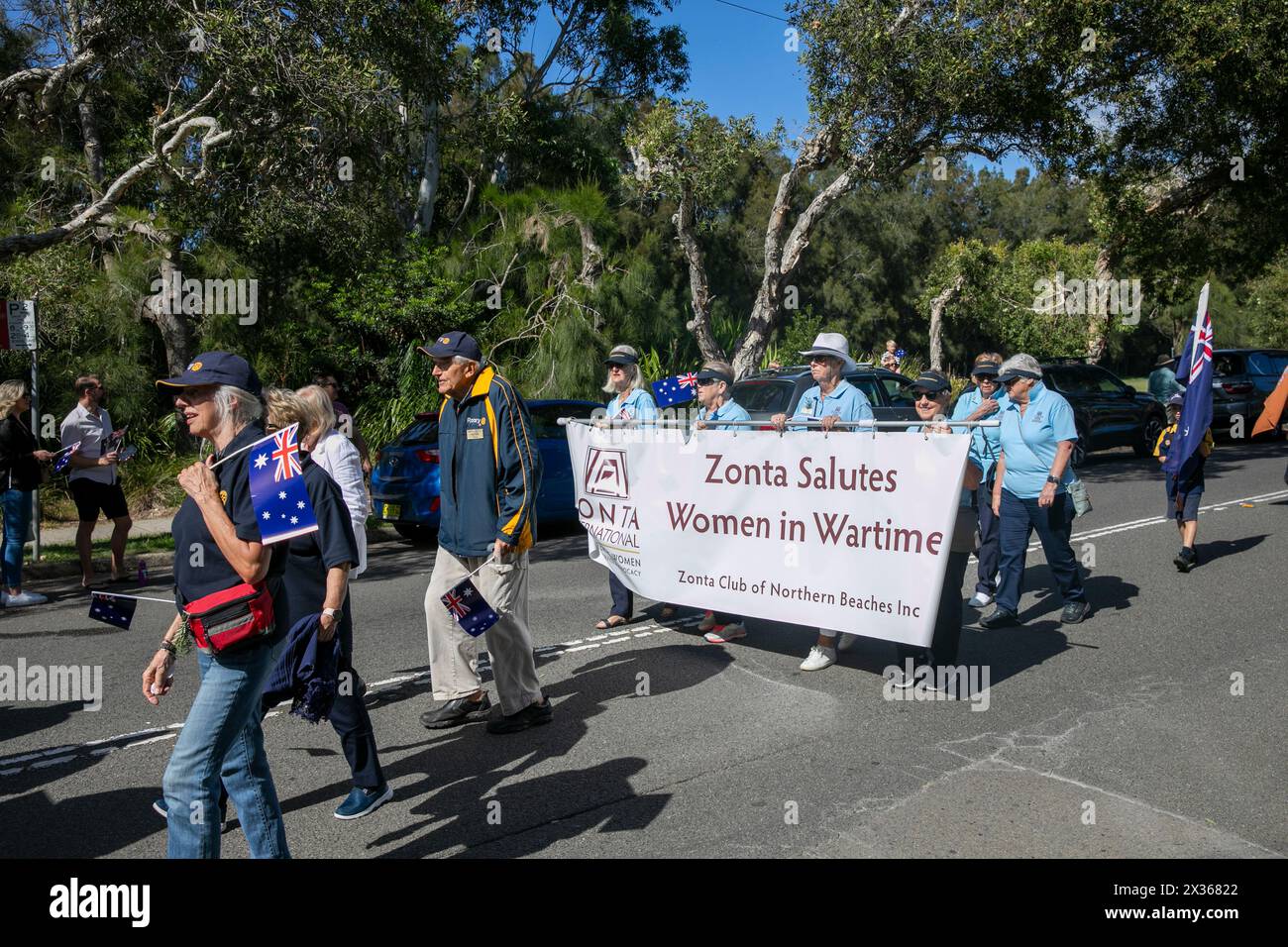 Sydney, Australien, Donnerstag, 25. April 2024. Im kleinen Vorort Avalon Beach in Sydney sahen Tausende von Menschen den ANZAC Day march und den Service, der im Dunbar Park folgte, organisiert von Avalon Beach RSL Sub Branch. DER ANZAC Day in Australien ist ein nationaler Gedenktag, an dem die Australier und Neuseeländer und Verbündeten gefeiert werden, die ihr Leben in der Schlacht gaben. Damit Wir Es Nicht Vergessen. Wir werden uns an sie erinnern. Die Damen von Zonta International mit einem Banner, das uns an die Rolle der Frauen während des Krieges erinnert. Martin Berry@alamy Live-Nachrichten Stockfoto