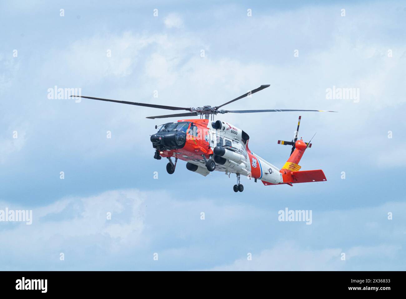 Sanford, Florida, USA, 21. April 2024, die US-Küstenwache machte eine Demo mit ihrem Sikorsky HH-60 Jayhawk Helicopter während der Orlando Air Show 2024 in t Stockfoto