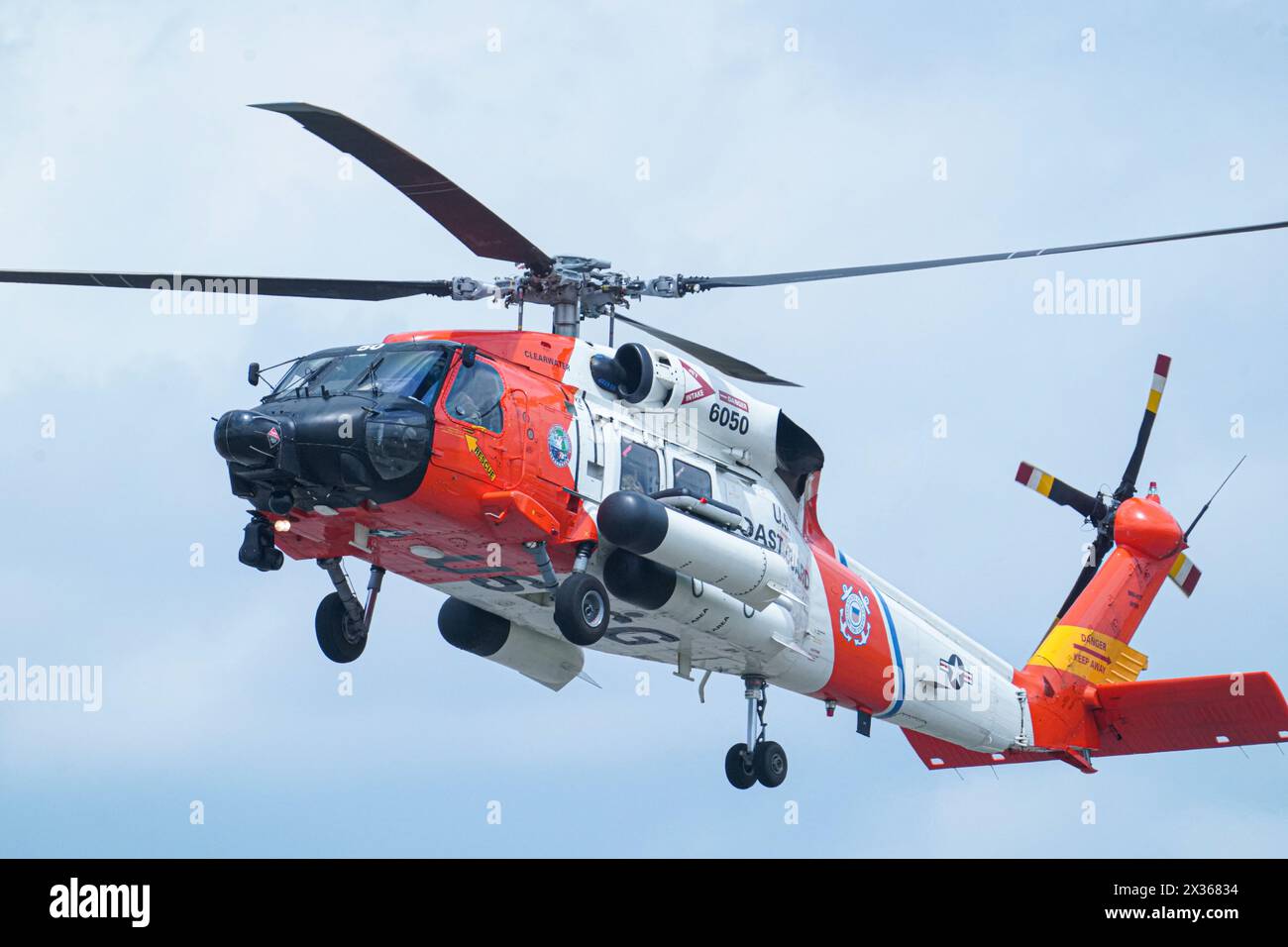 Sanford, Florida, USA, 21. April 2024, die US-Küstenwache machte eine Demo mit ihrem Sikorsky HH-60 Jayhawk Helicopter während der Orlando Air Show 2024 in t Stockfoto