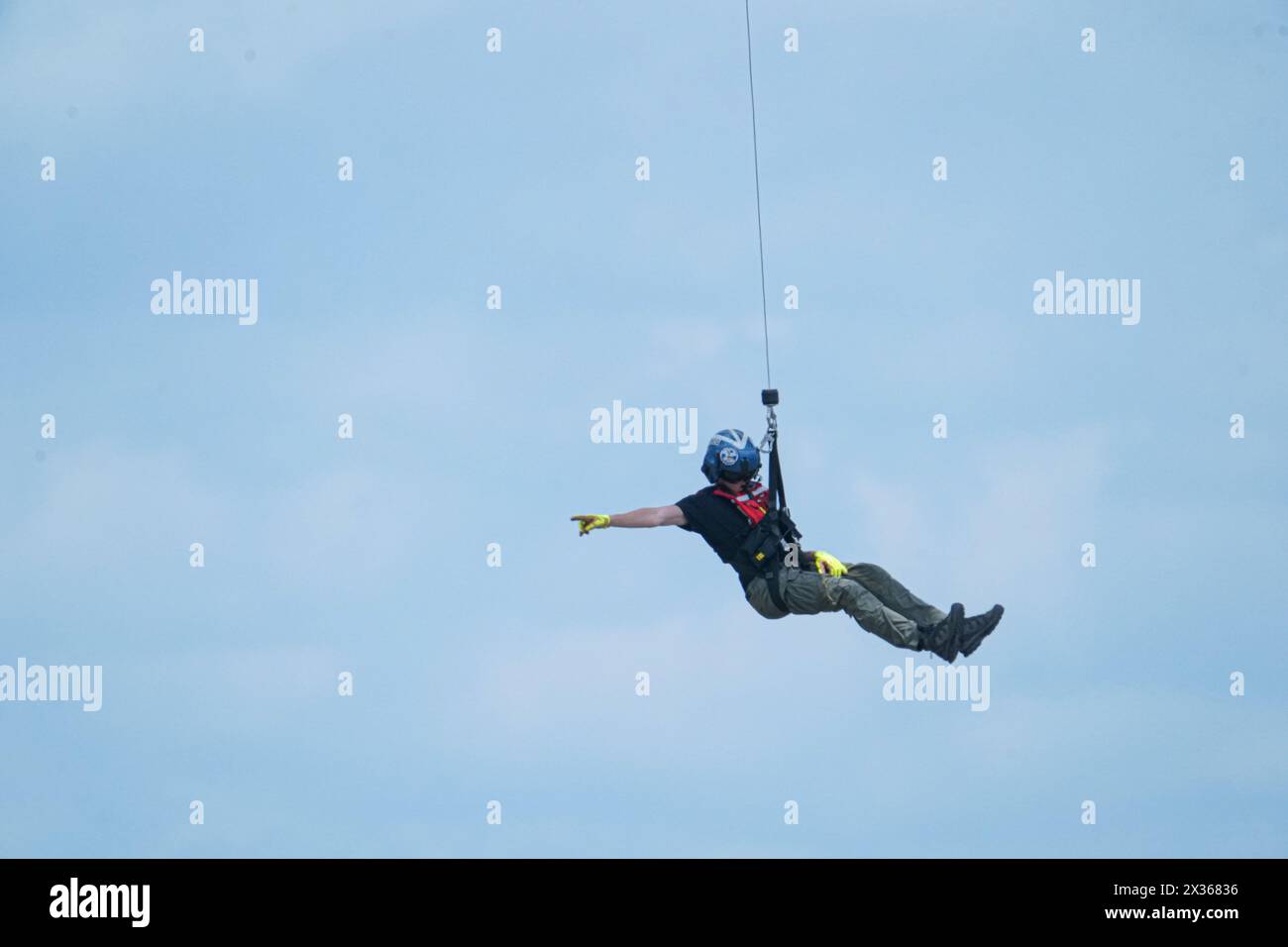 Sanford, Florida, USA, 21. April 2024, Rettungsschwimmer der US-Küstenwache demonstrierte während der Orlando Air Show 2024 im Orlando, Sanford Int Stockfoto