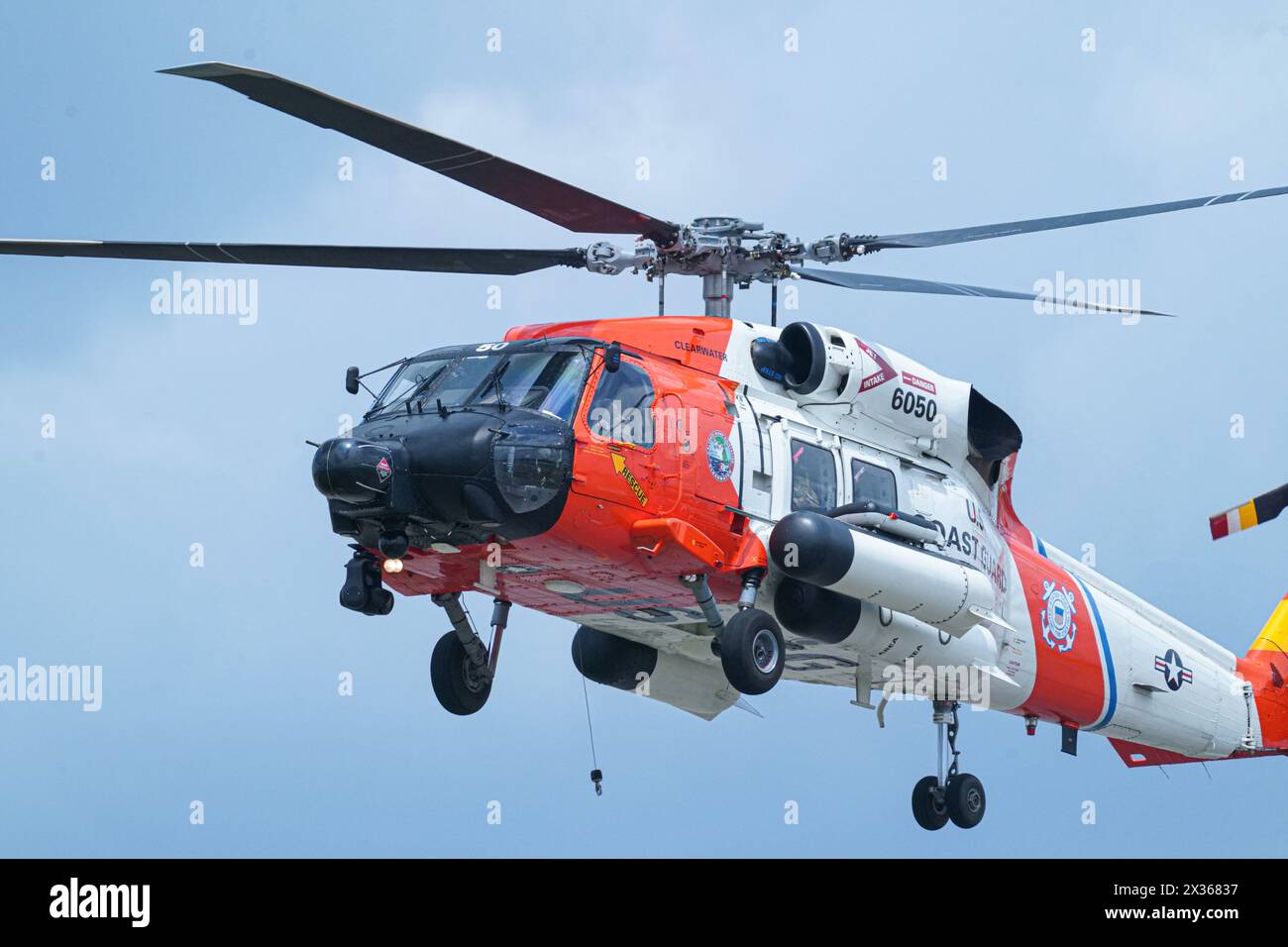 Sanford, Florida, USA, 21. April 2024, die US-Küstenwache machte eine Demo mit ihrem Sikorsky HH-60 Jayhawk Helicopter während der Orlando Air Show 2024 in t Stockfoto