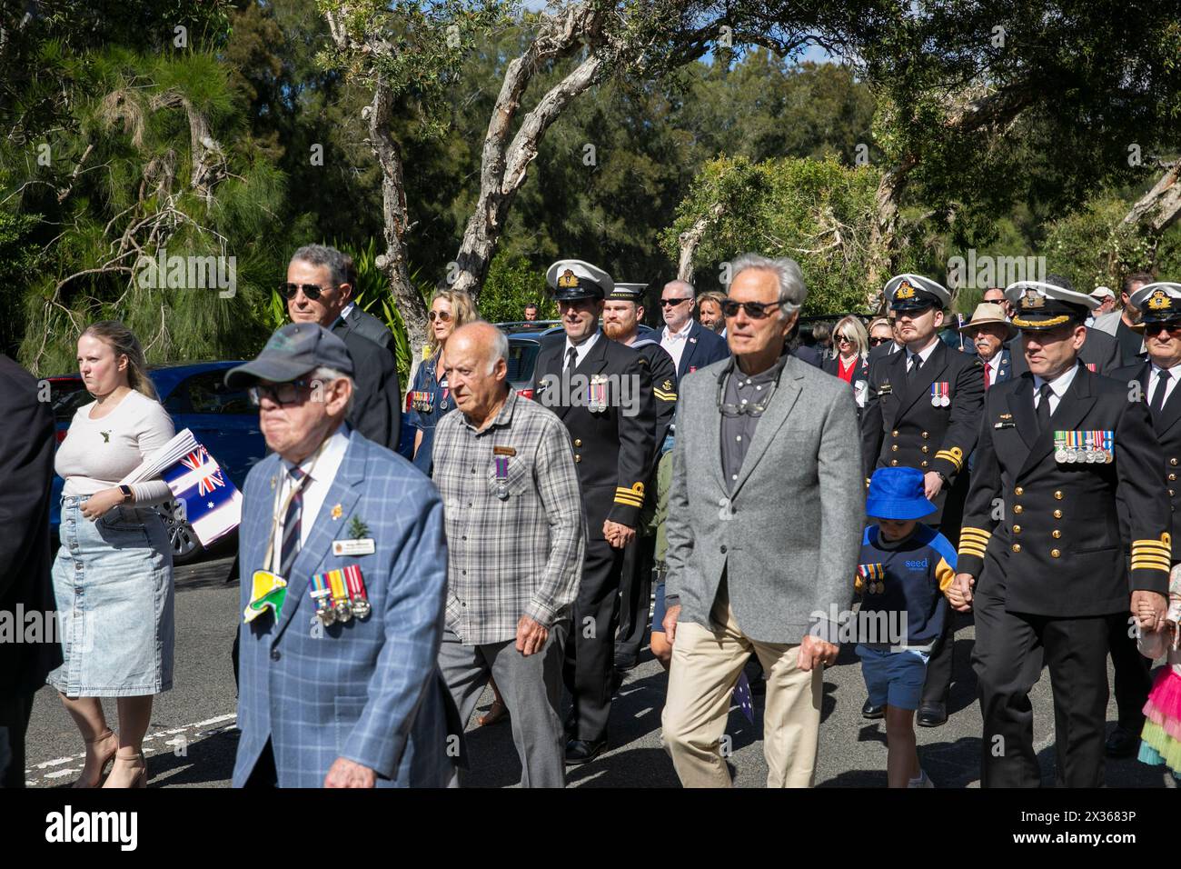 Sydney, Australien, Donnerstag, 25. April 2024. Im kleinen Vorort Avalon Beach in Sydney sahen Tausende von Menschen den ANZAC Day march und den Service, der im Dunbar Park folgte, organisiert von Avalon Beach RSL Sub Branch. DER ANZAC Day in Australien ist ein nationaler Gedenktag, an dem die Australier und Neuseeländer und Verbündeten gefeiert werden, die ihr Leben in der Schlacht gaben. Damit Wir Es Nicht Vergessen. Wir werden uns an sie erinnern. Martin Berry@alamy Live-Nachrichten Stockfoto