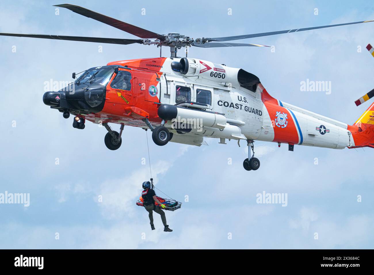 Sanford, Florida, USA, 21. April 2024, die US-Küstenwache machte eine Demo mit ihrem Sikorsky HH-60 Jayhawk Helicopter während der Orlando Air Show 2024 in t Stockfoto