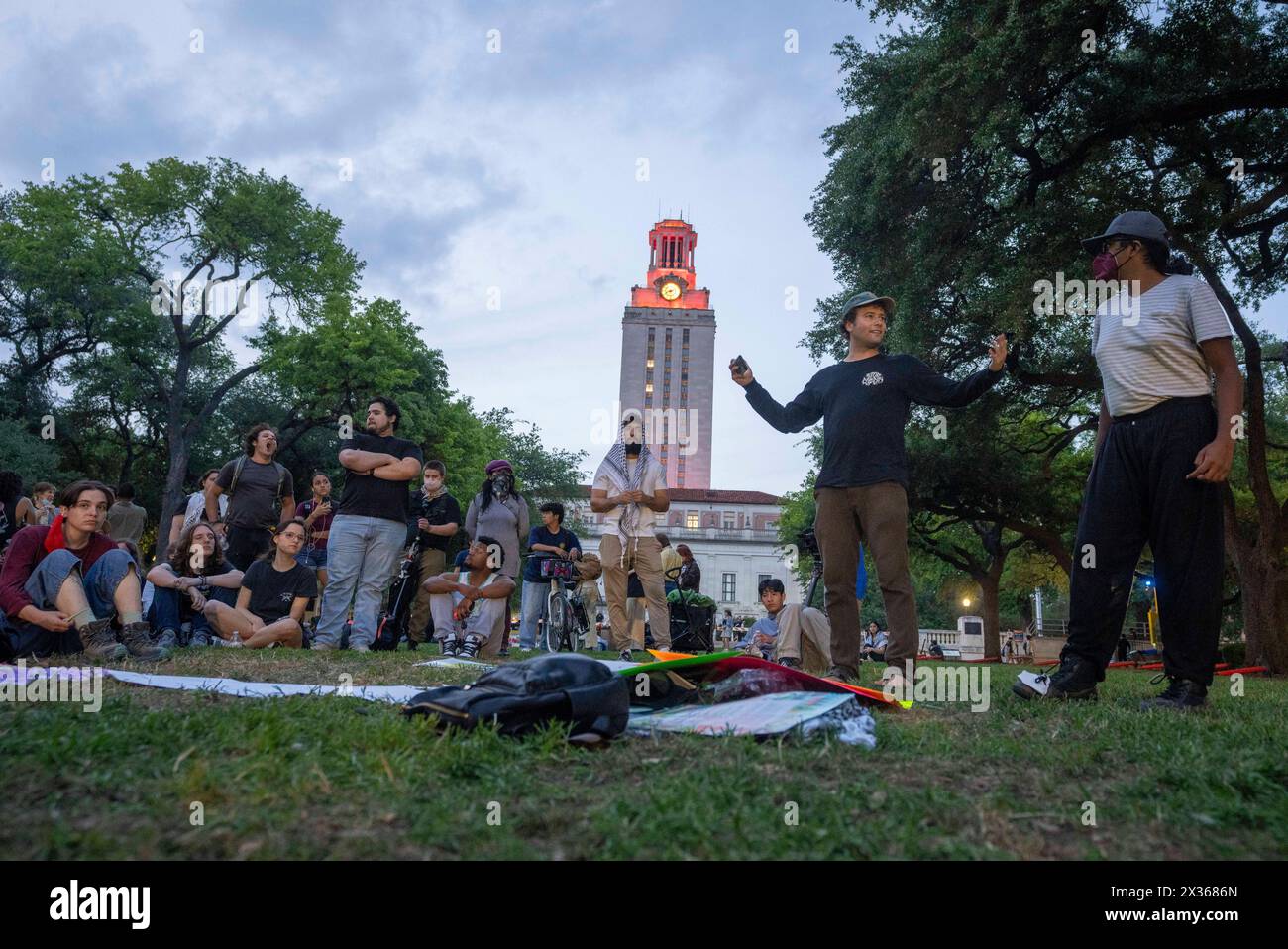 Austin Texas USA, 24. April 2024: Unterstützer des Palästinensischen Solidaritätskomitees (PSC) an der University of Texas at Austin versammeln sich am späten Abend vor dem UT Tower zu einem friedlichen Protest gegen den israelischen Krieg in Gaza. Anfang des Tages befahl der Gouverneur von Texas Greg Abbott Truppen des Texas Department of Public Safety (DPS) zum Campus, um einen friedlichen pro-palästinensischen protestmarsch zu brechen, der die Spannungen verschärfte und zu mehr als 50 Festnahmen führte. Quelle: Bob Daemmrich/Alamy Live News Stockfoto