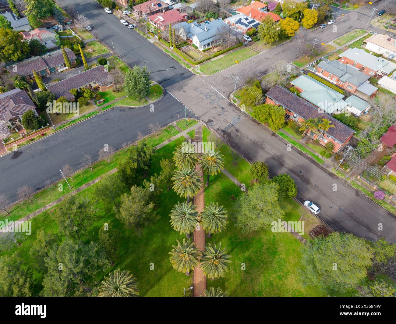 Luftaufnahme von Wohnhäusern und einem Stadtpark rund um eine Kreuzung in Tamworth in New South Wales, Australien. In Tamworth in New South Wales, Australien. Stockfoto