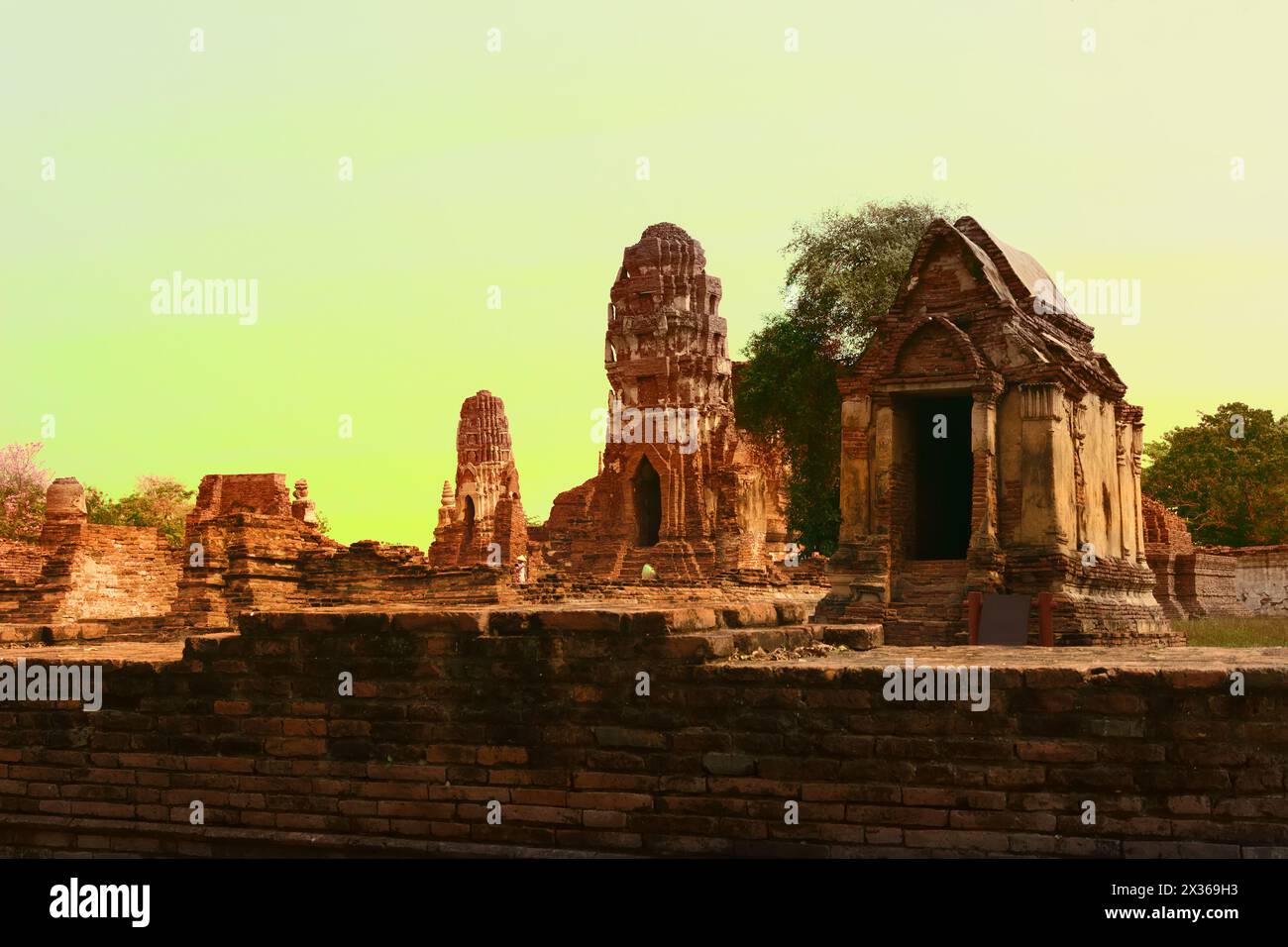 Ruinen von buddhistischen alten Shichara, Dagoba, Stupa in Südthailand, Ayutthaya. Die antike Hauptstadt des Königreichs Ayutthaya, die Sia vorausging Stockfoto