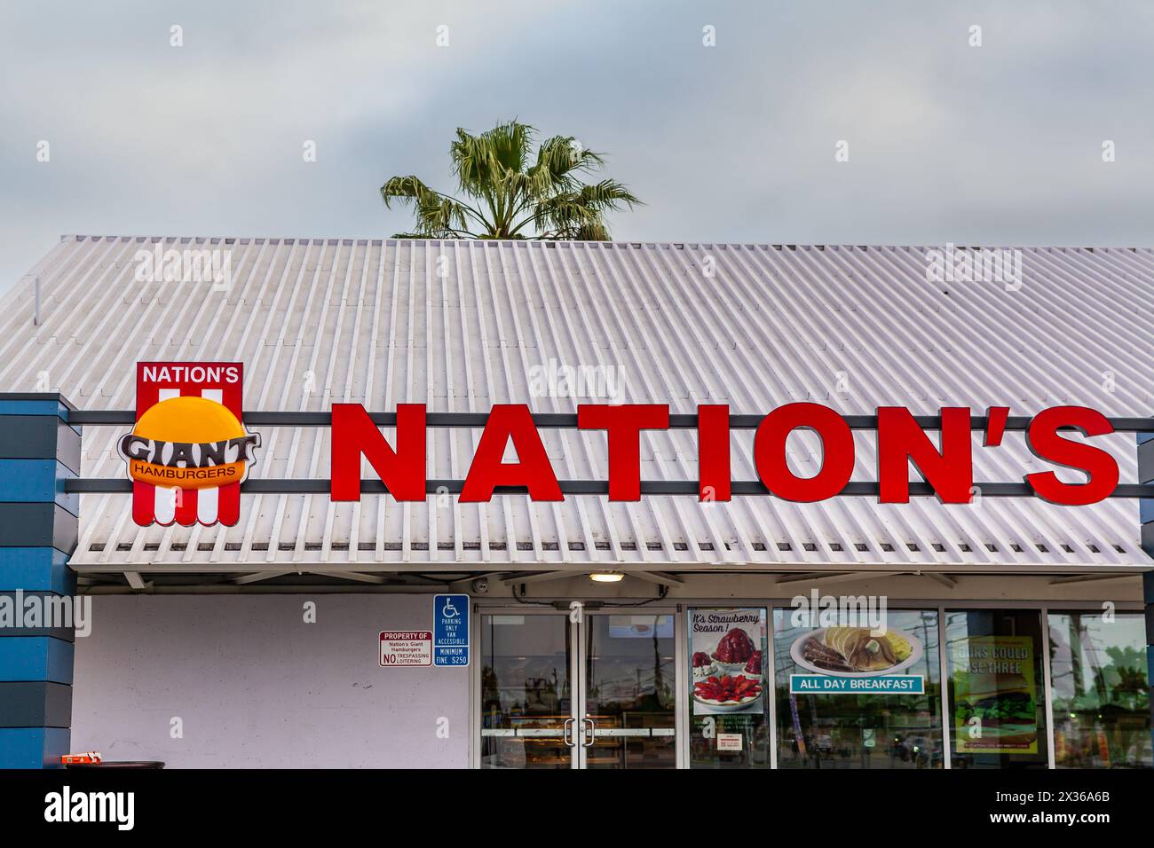Ein riesiges Hamburger Restaurant der Nation in Modesto, Kalifornien, USA Stockfoto