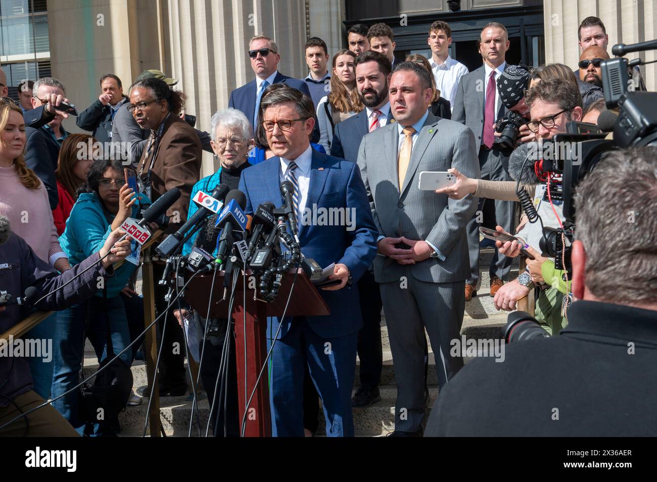 New York, Usa. April 2024. Der Sprecher des House Mike Johnson (R-LA) spricht während einer Pressekonferenz an der Columbia University am 24. April 2024 in New York City. Johnson besuchte den Campus, als Schulverwalter und pro-palästinensische Schülerprotestierende Fortschritte bei den Verhandlungen machten, nachdem die Schule eine Mitternachtsfrist für die Auflösung des Lagers festgelegt hatte und eine Verlängerung um 48 Stunden vereinbart hatte. Johnson hat den Rücktritt des Präsidenten der Columbia University Minouche Shafik gefordert. (Foto: Ron Adar/SOPA Images/SIPA USA) Credit: SIPA USA/Alamy Live News Stockfoto