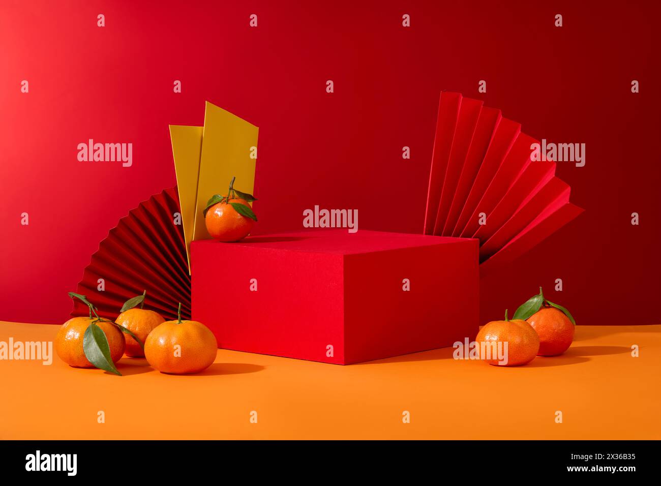 Podium mit leerem Platz mit schönen handgefertigten Papierfächern. Kollektion mit minimalen Wandmotiven in Pastellfarben. Moderne Plattform für Produktpräsentationen Stockfoto